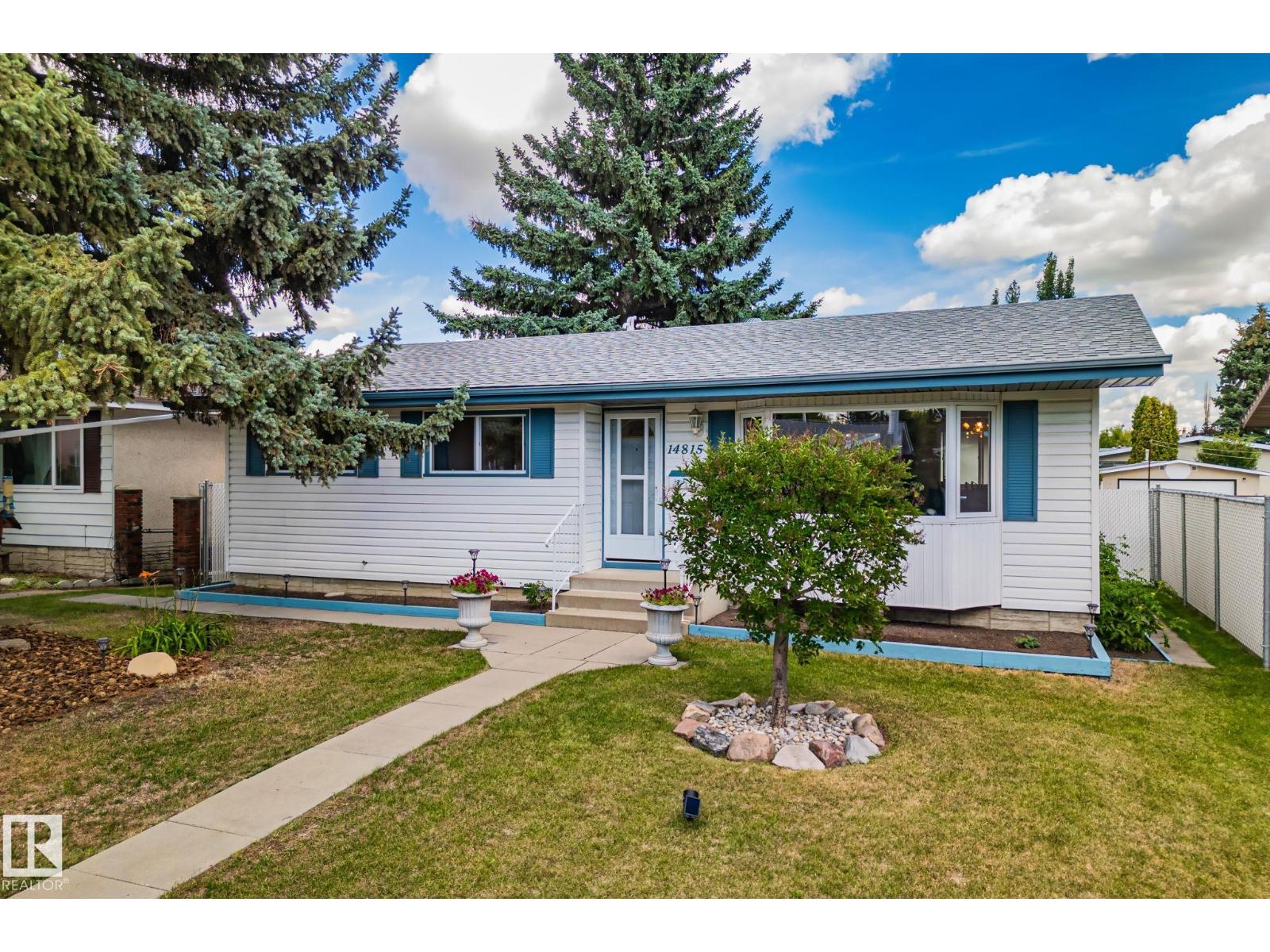 Photo 2 of 14815 96 St Nw, Edmonton AB