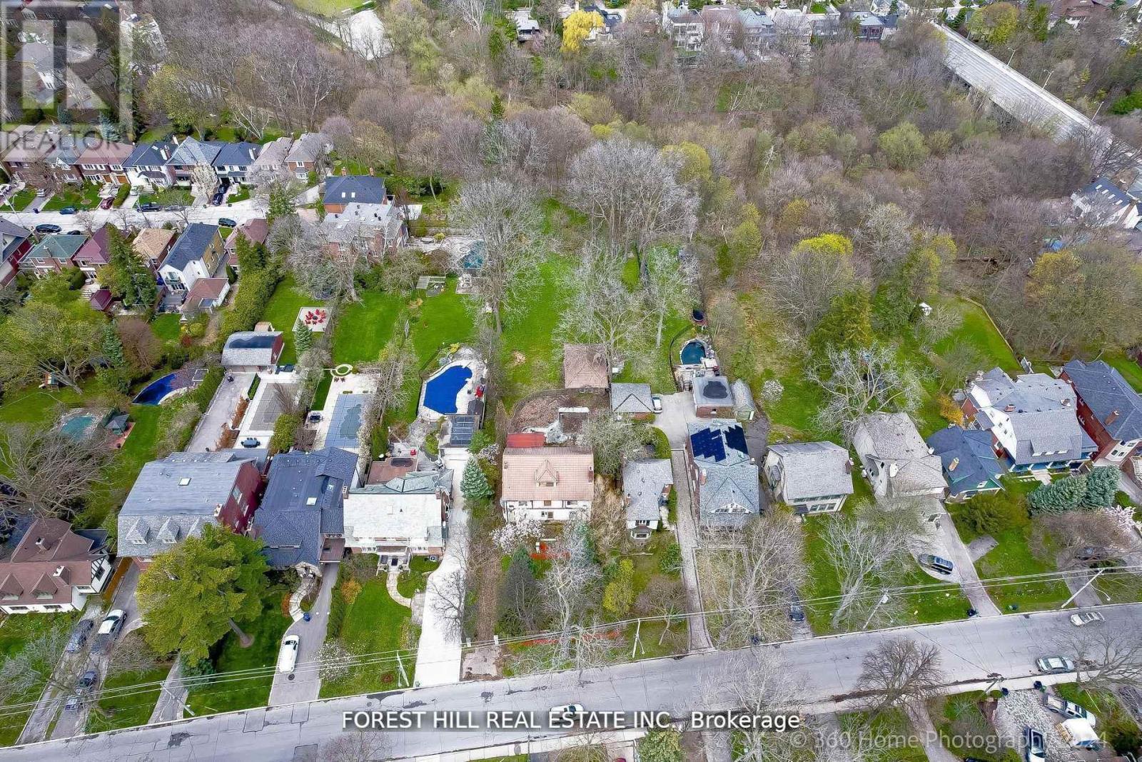 Photo 11 of 132 Blythwood Road W, Toronto ON