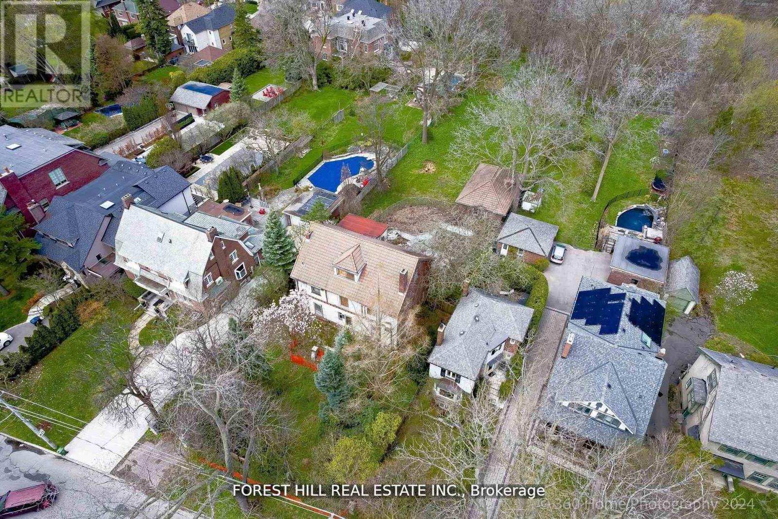 Photo 17 of 132 Blythwood Road W, Toronto ON