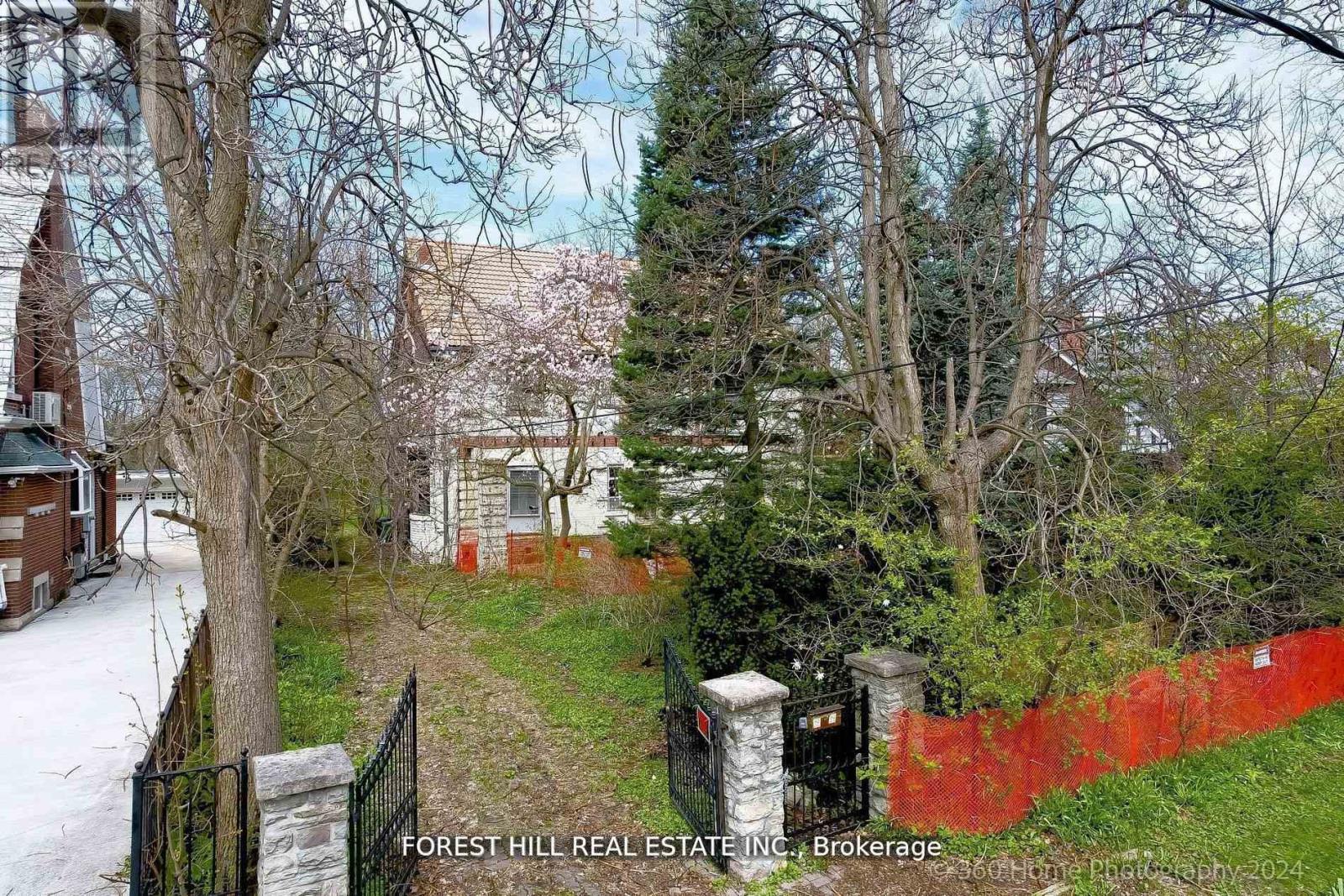 Photo 23 of 132 Blythwood Road W, Toronto ON