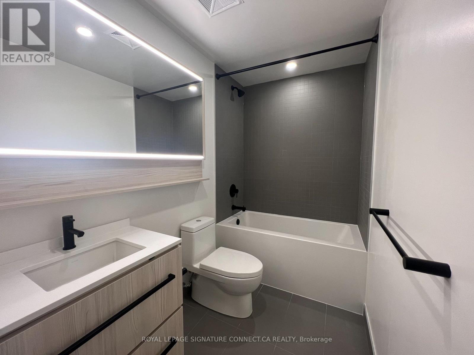 Photo 3 of 805 425 Front Street E, Toronto ON