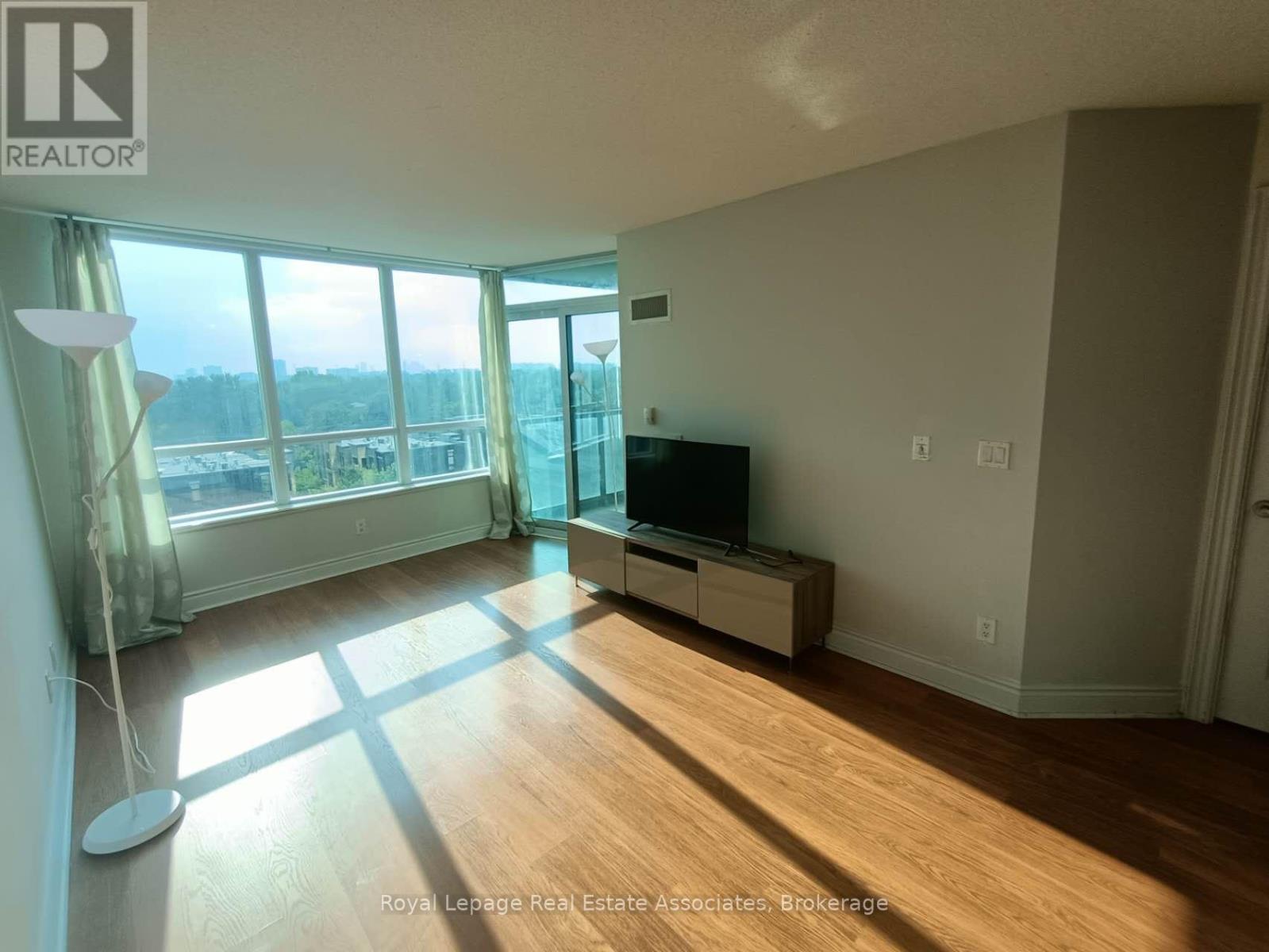 Photo 4 of 708 15 Greenview Avenue, Toronto ON