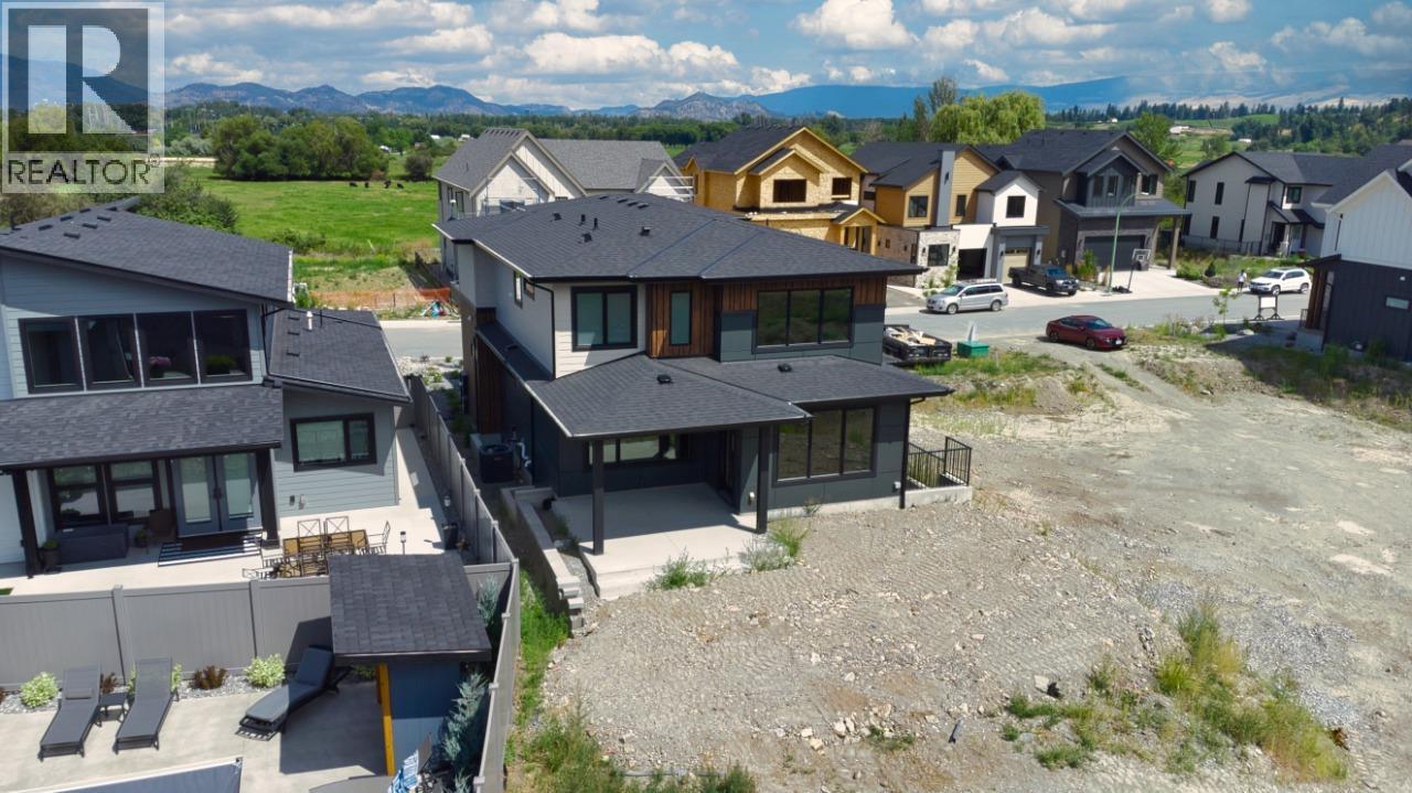 Photo 6 of 925 Bull Crescent, Kelowna BC