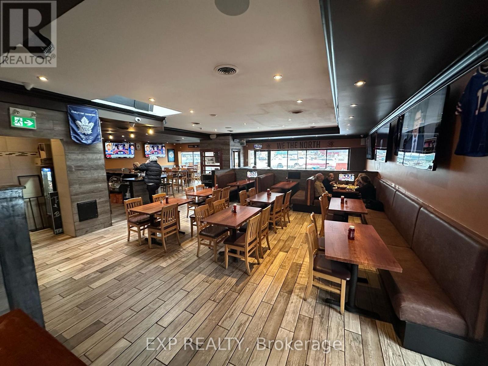 Photo 4 of 111 9580 Yonge Street, Richmond Hill ON