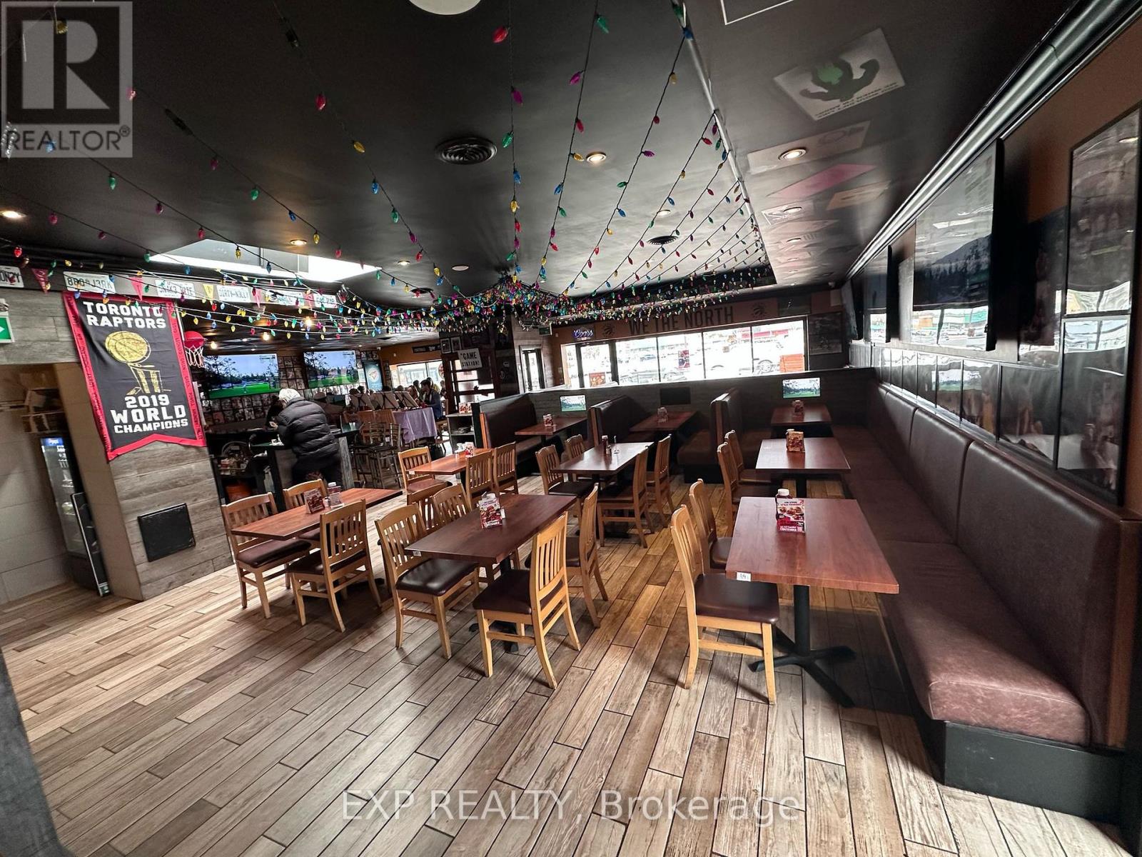 Photo 6 of 111 9580 Yonge Street, Richmond Hill ON