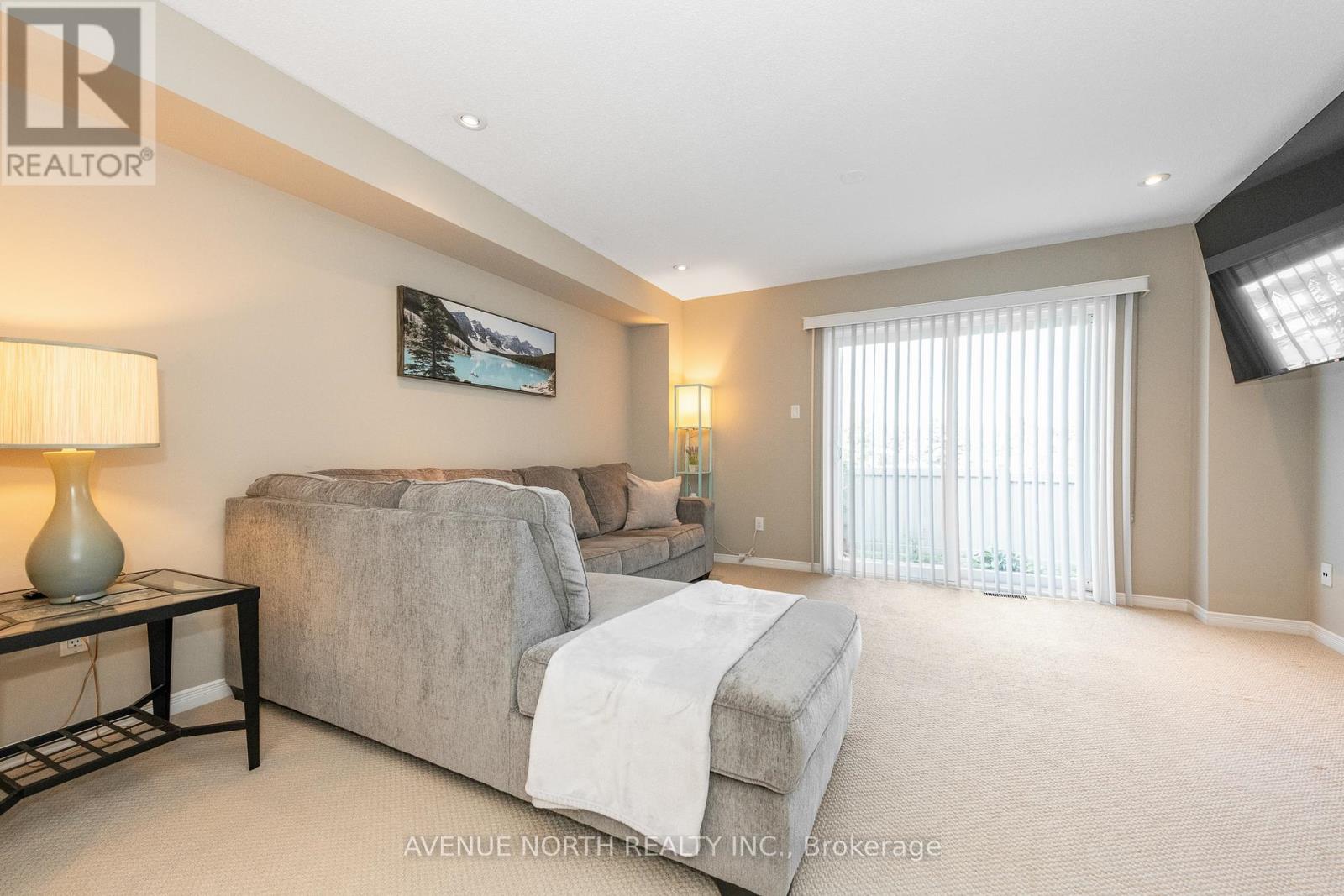 Photo 3 of 283 Stroget Private, Ottawa ON