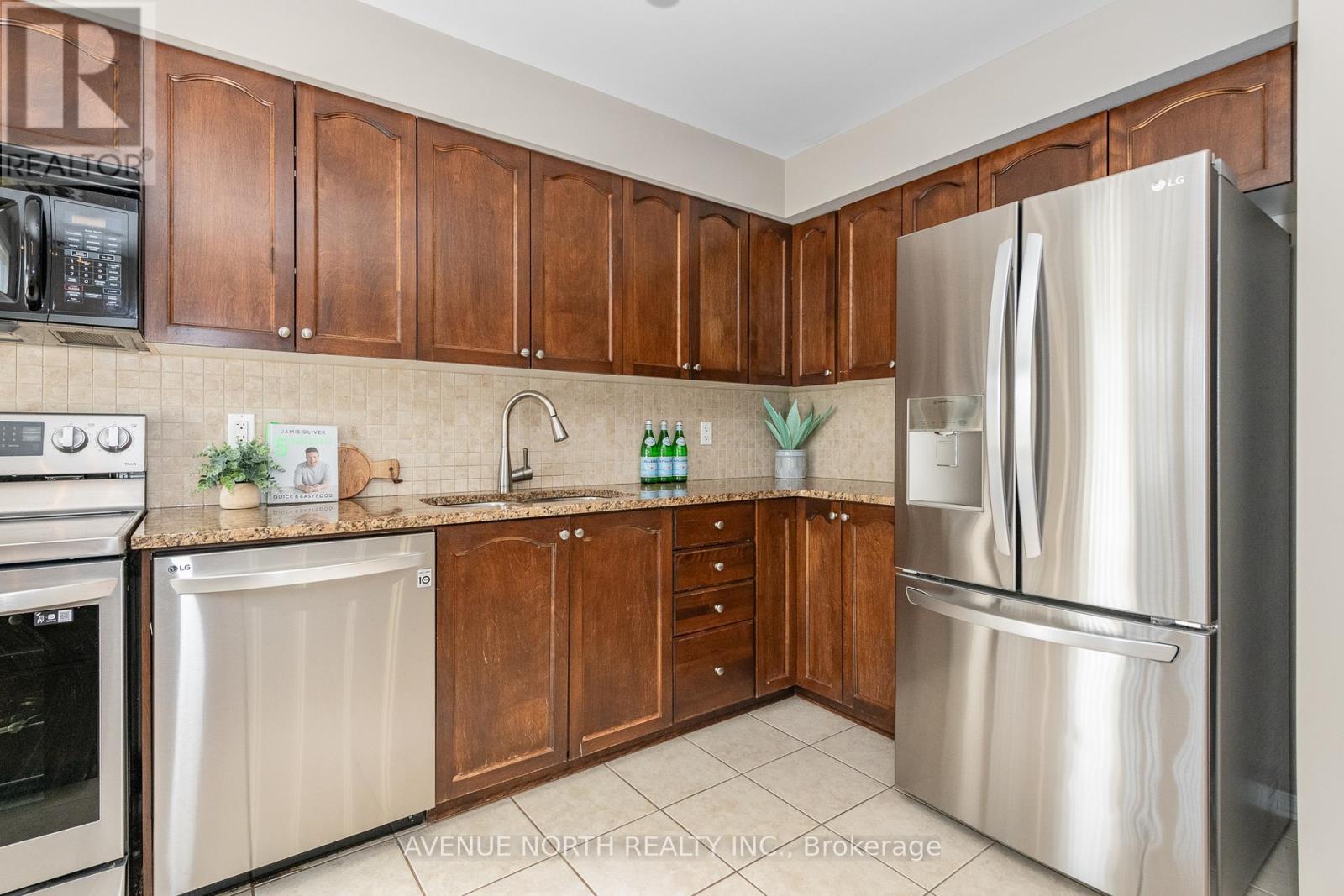 Photo 14 of 283 Stroget Private, Ottawa ON