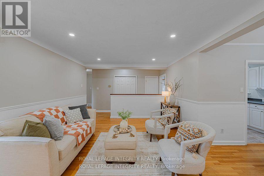 Photo 10 of 1695 Gage Crescent N, Ottawa ON