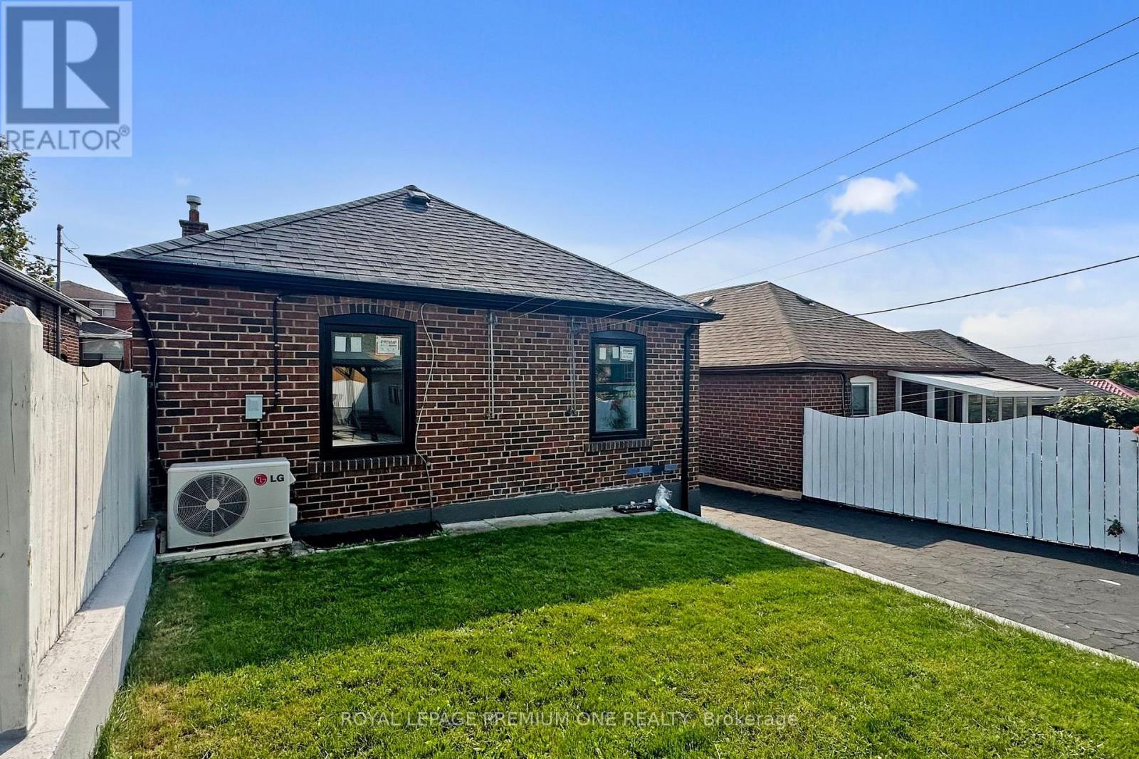 Photo 24 of 106 Cameron Avenue, Toronto ON