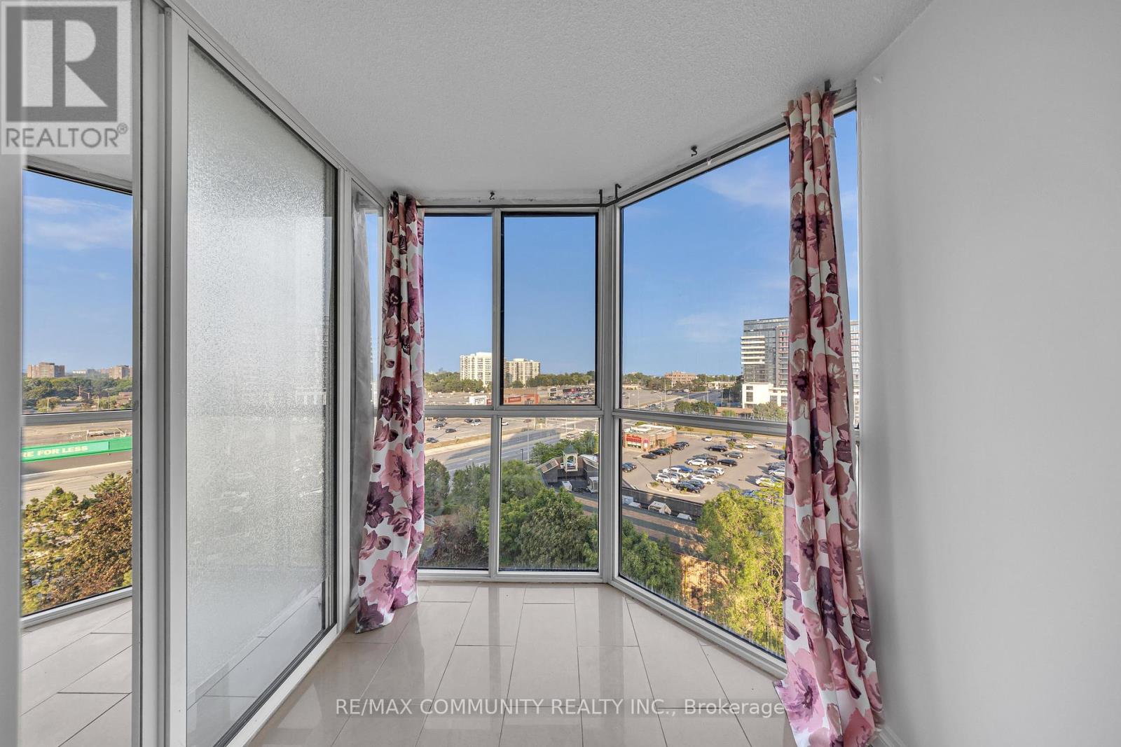 Photo 6 of 908 1360 Rathburn Road E, Mississauga ON