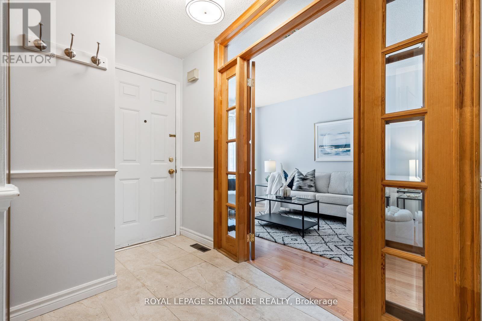 Photo 3 of 6441 Colebrook Crescent, Mississauga ON