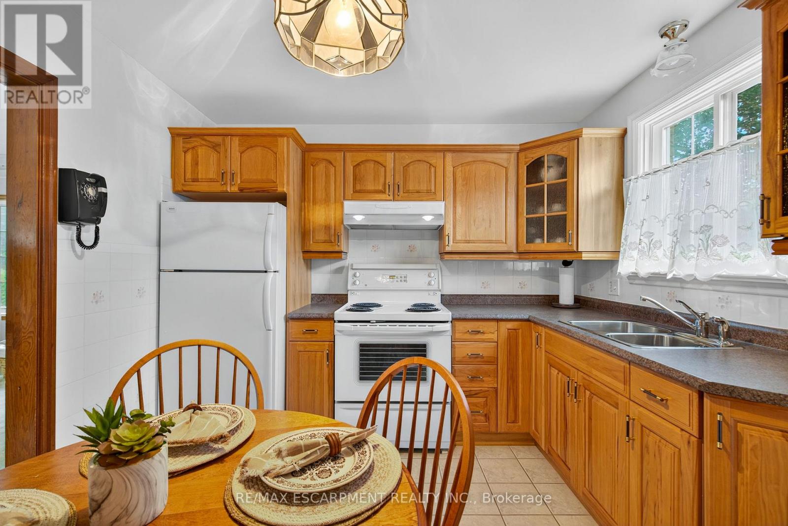 Photo 13 of 961 Danforth Avenue, Burlington ON