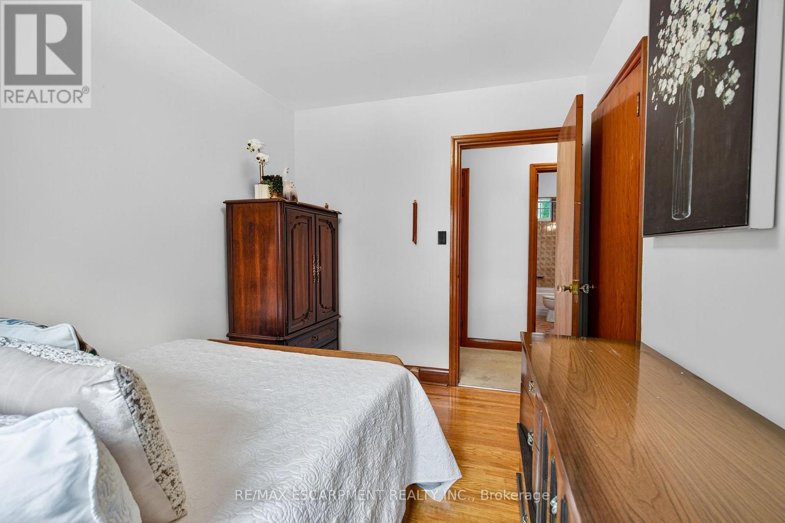 Photo 18 of 961 Danforth Avenue, Burlington ON