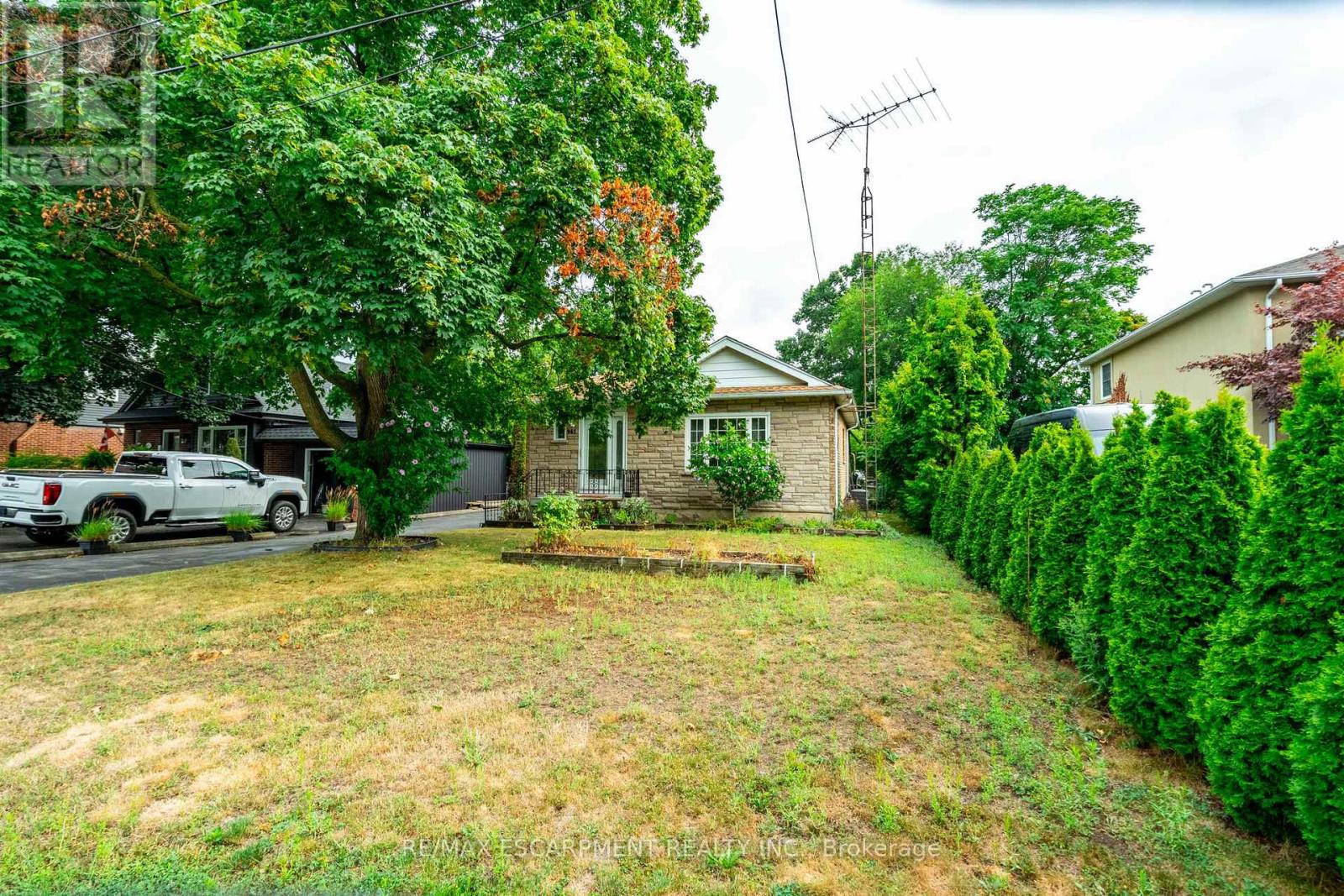 Photo 2 of 961 Danforth Avenue, Burlington ON