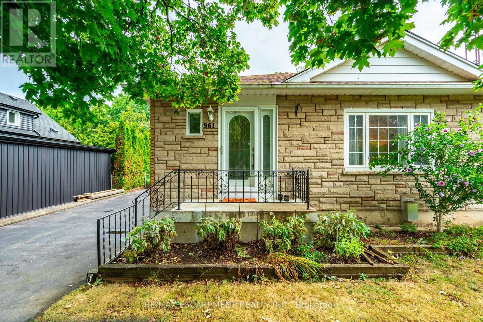 Photo 5 of 961 Danforth Avenue, Burlington ON