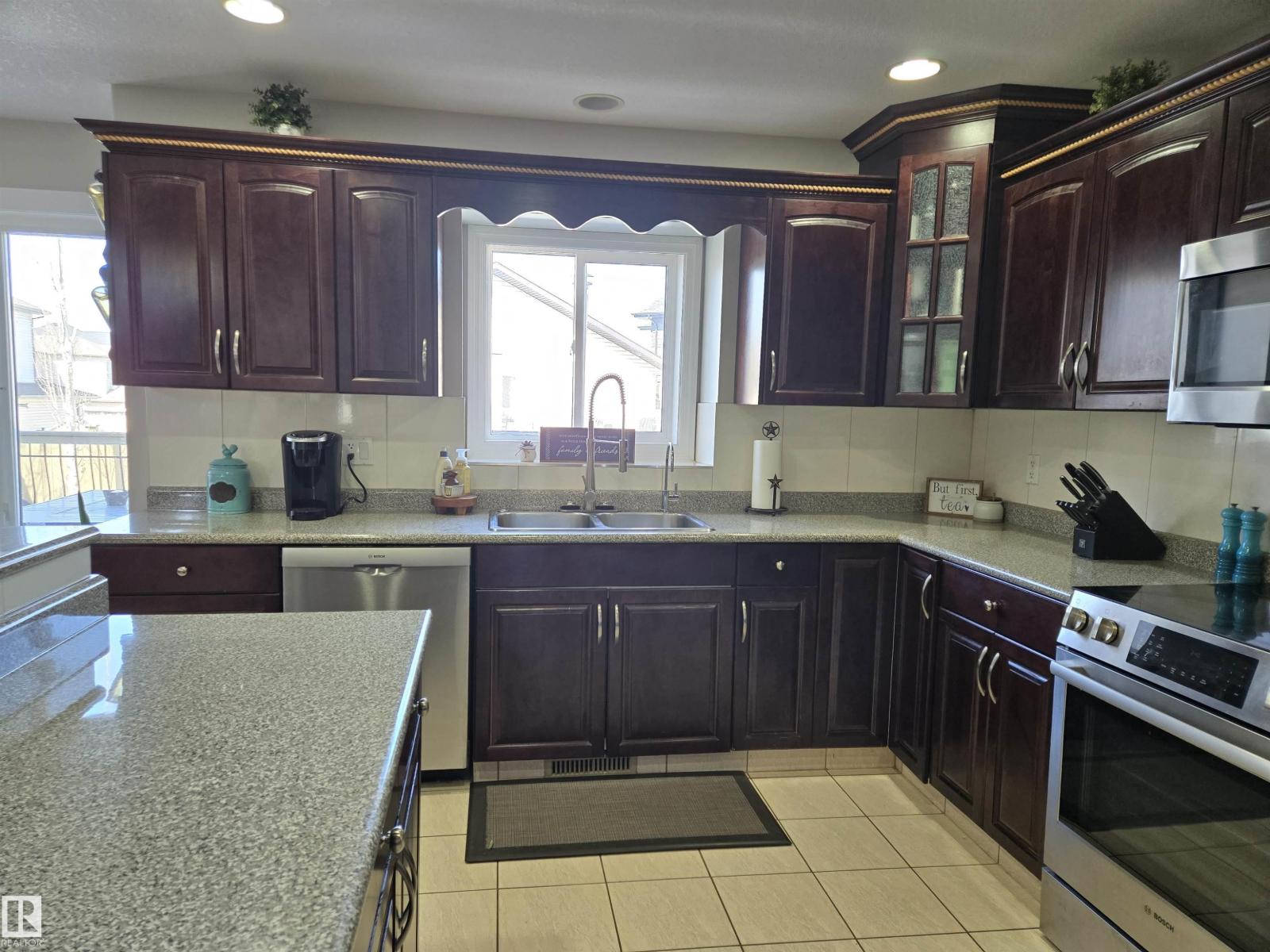 Photo 4 of 6002 55 Av, Beaumont AB