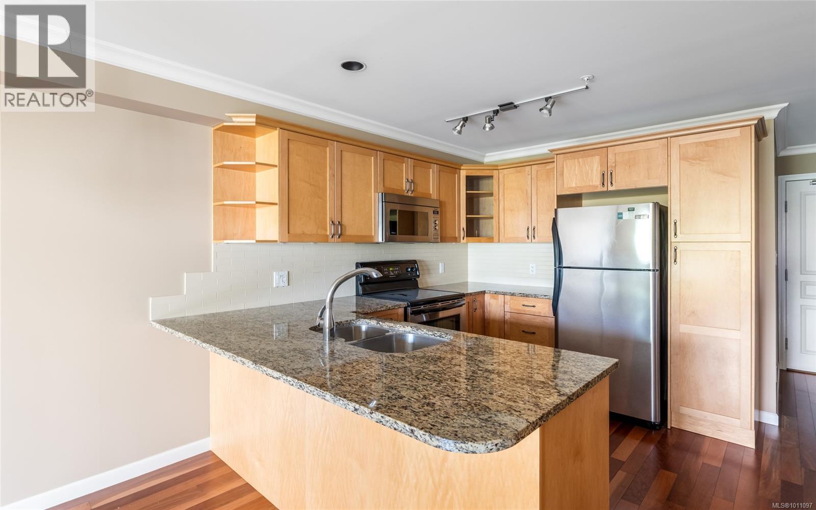 304 1514 Church Ave, Saanich