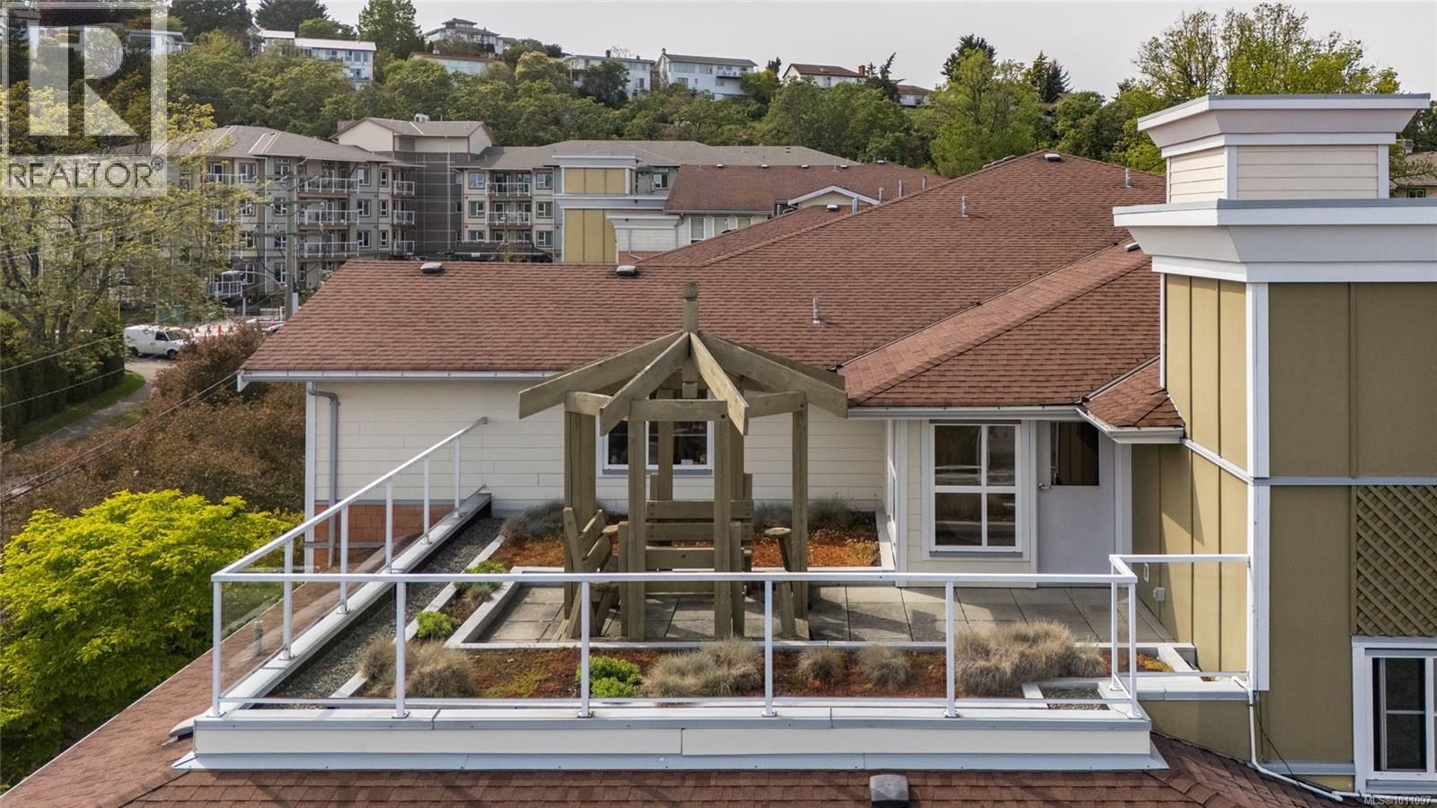 304 1514 Church Ave, Saanich