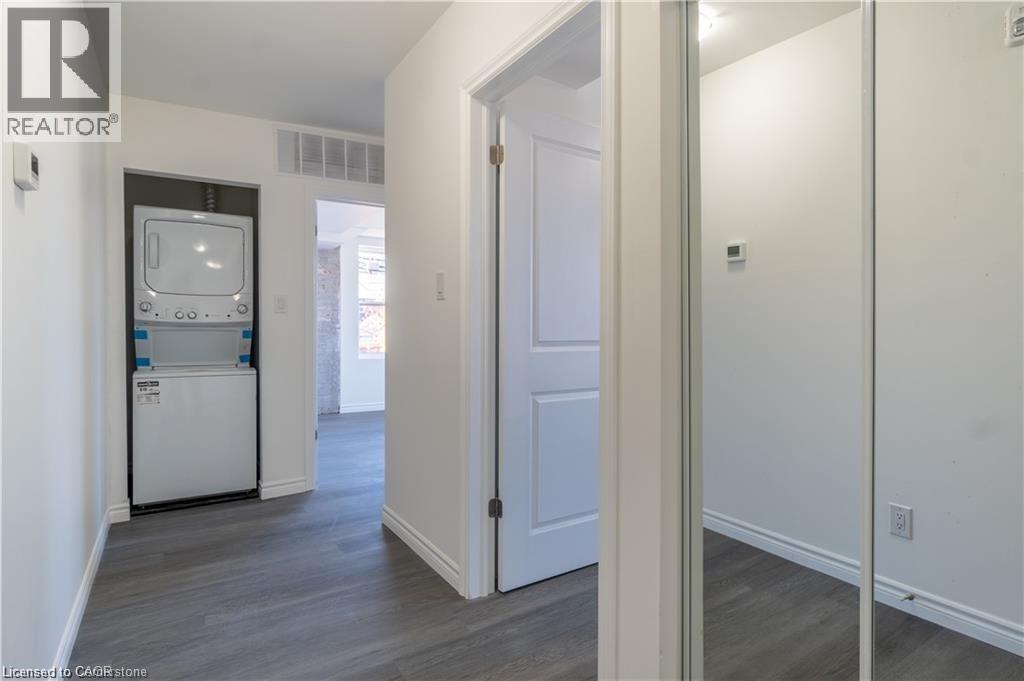 Photo 4 of 107 Victoria Avenue N Unit 2, Hamilton ON