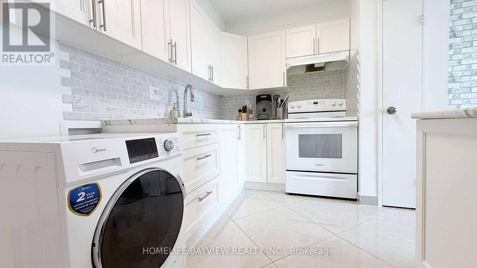 Photo 4 of 909 4645 Jane Street, Toronto ON