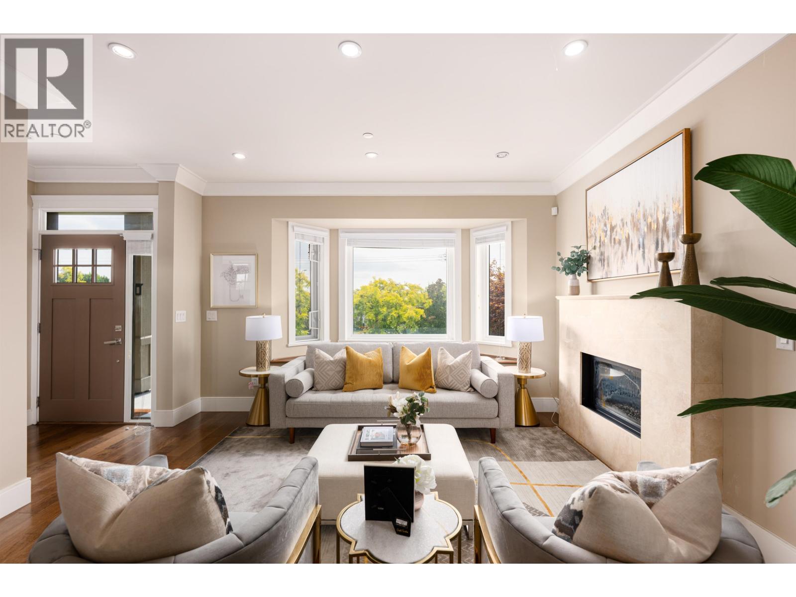 Photo 4 of 320 E Keith Road, North Vancouver BC