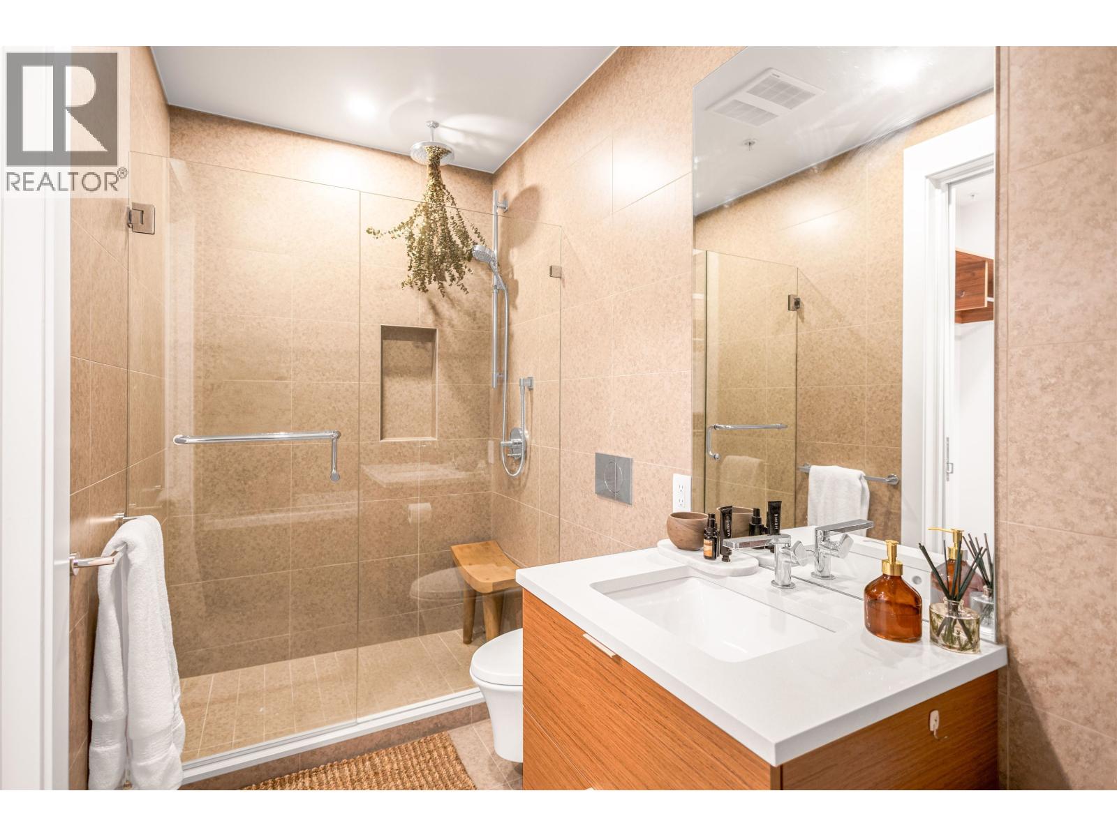 Photo 13 of 408 6687 Nelson Avenue, West Vancouver BC