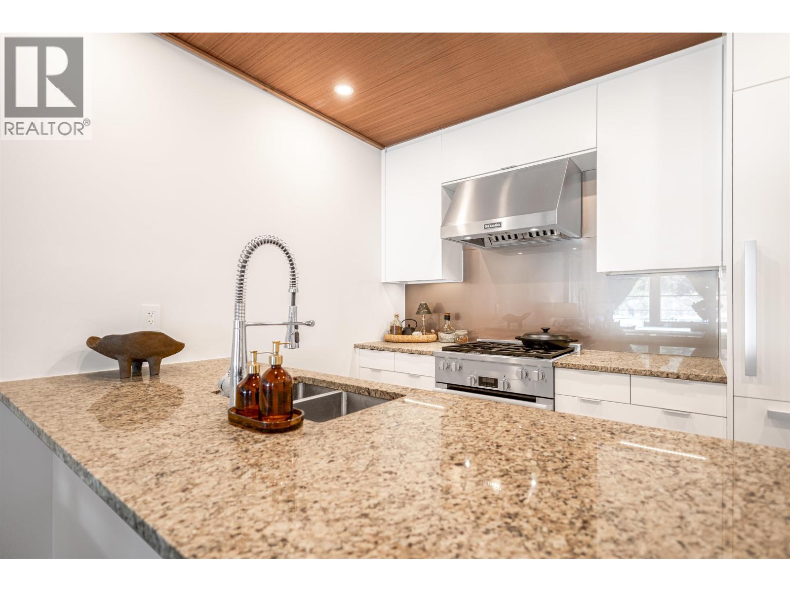 Photo 8 of 408 6687 Nelson Avenue, West Vancouver BC