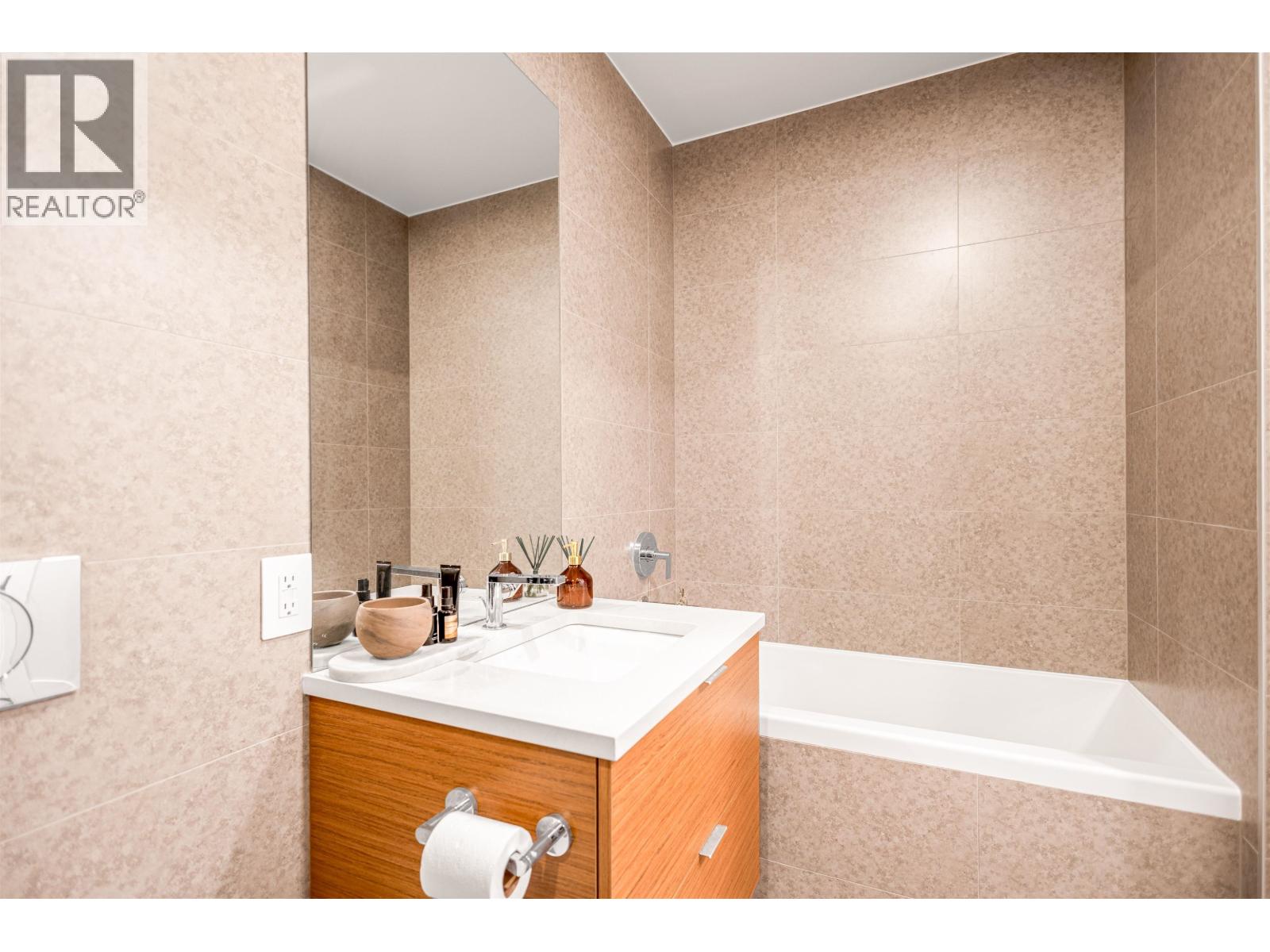 Photo 15 of 408 6687 Nelson Avenue, West Vancouver BC