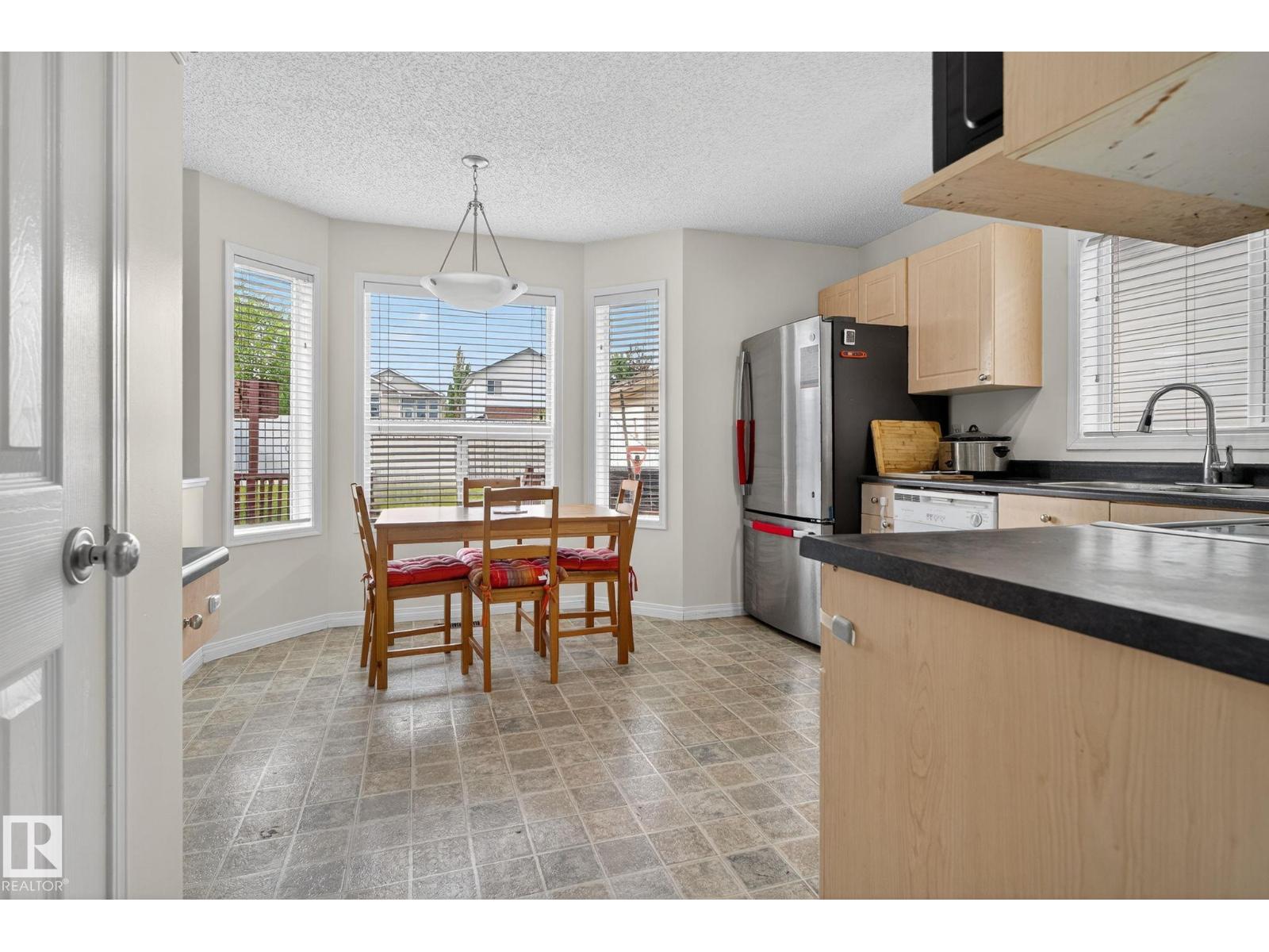 Photo 10 of 1914 37 Ave Nw, Edmonton AB