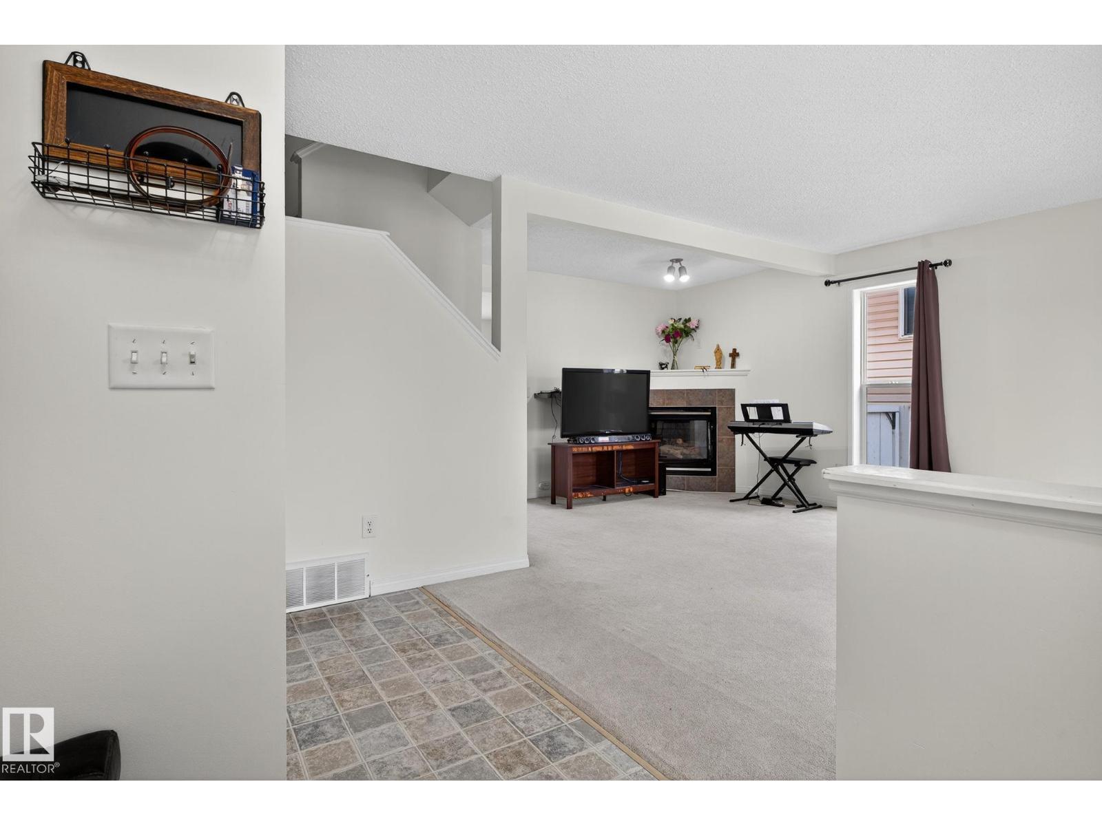 Photo 2 of 1914 37 Ave Nw, Edmonton AB