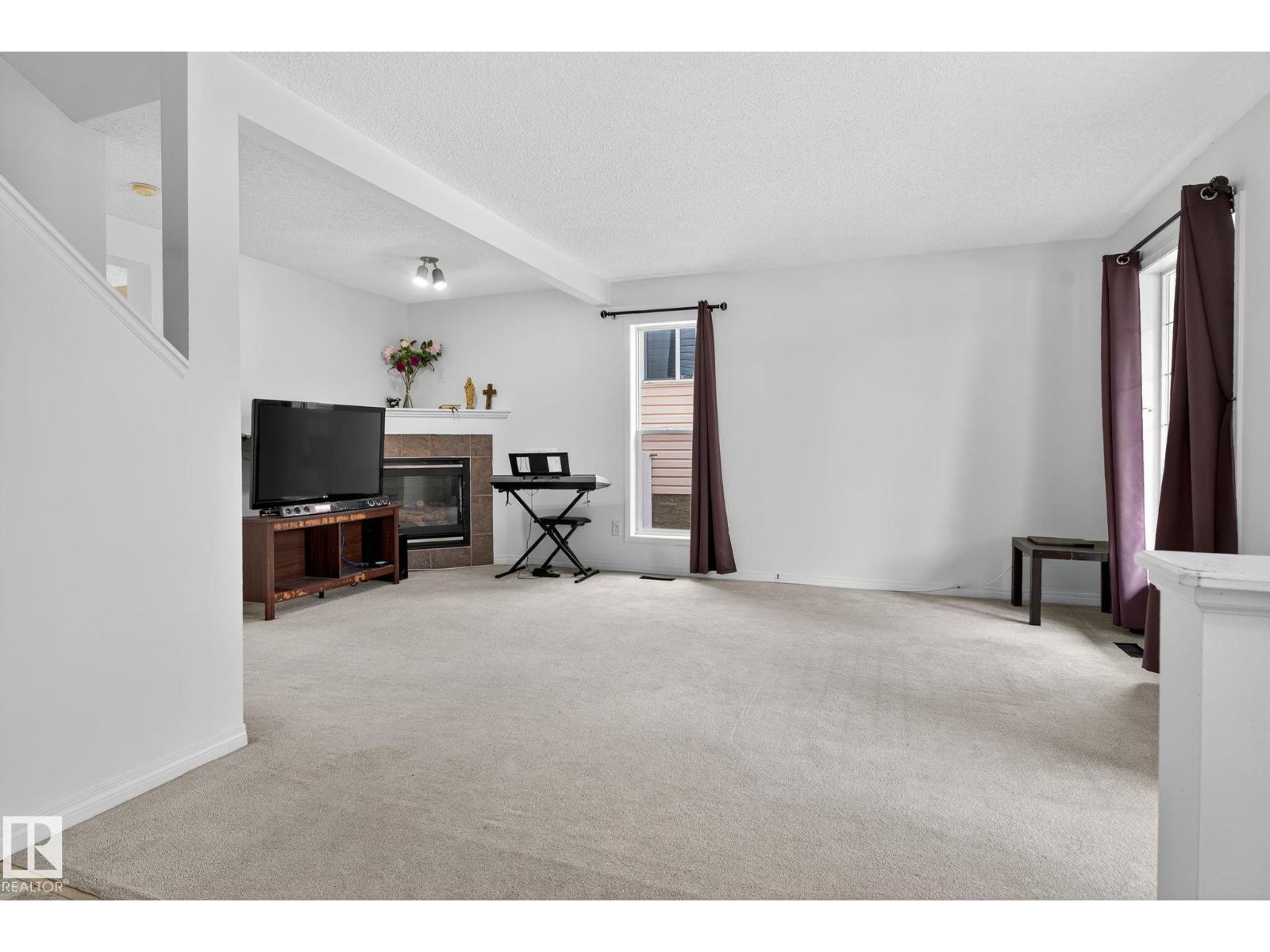 Photo 3 of 1914 37 Ave Nw, Edmonton AB