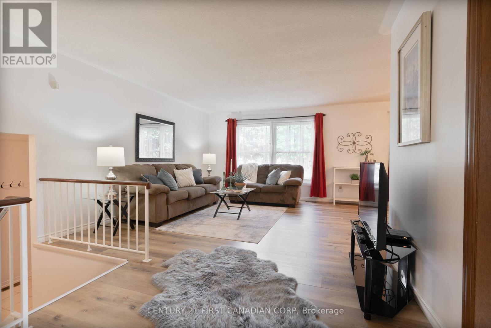 Photo 3 of 54 Four Oaks Crescent, London South ON