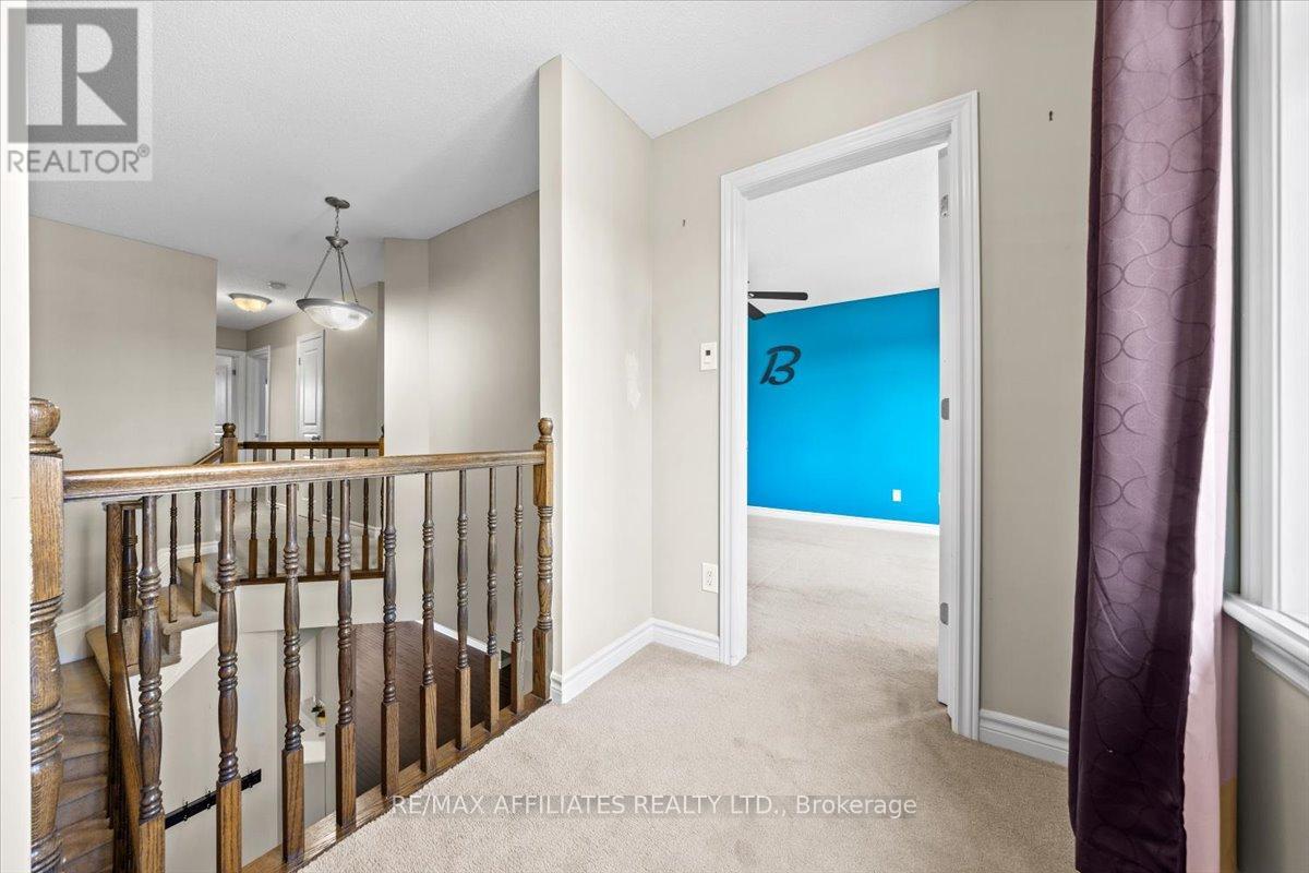 Photo 2 of 628 Everlasting Crescent, Ottawa ON