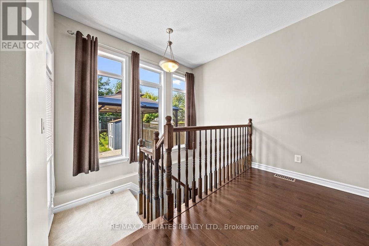 Photo 3 of 628 Everlasting Crescent, Ottawa ON