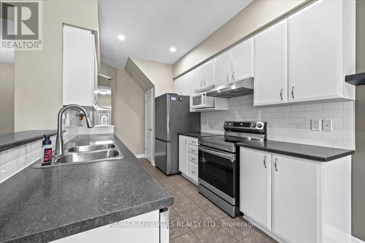 Photo 11 of 628 Everlasting Crescent, Ottawa ON