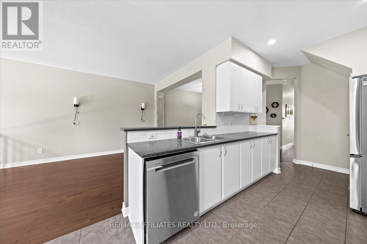 Photo 7 of 628 Everlasting Crescent, Ottawa ON