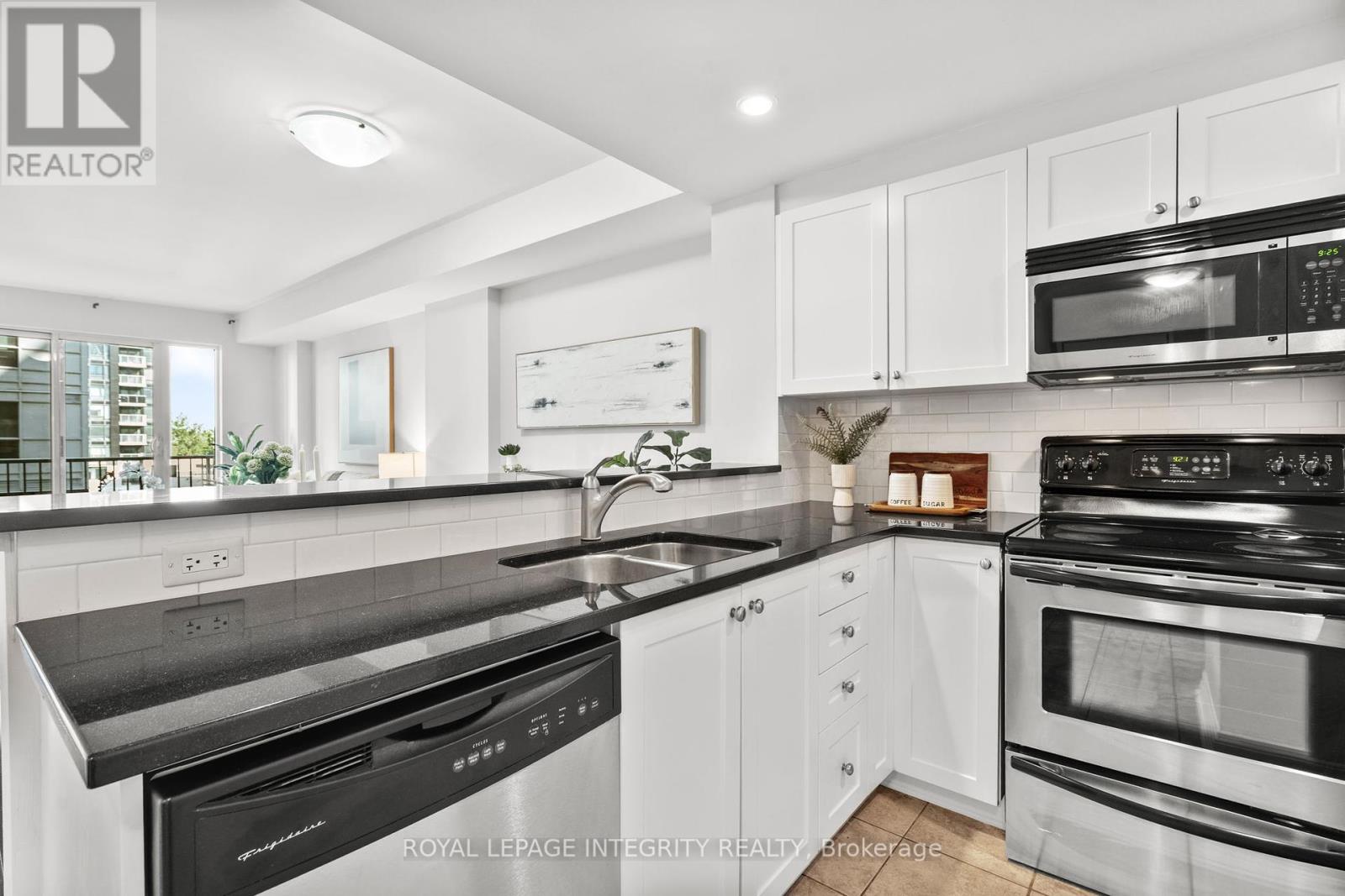 Photo 14 of 309 200 Besserer Street N, Ottawa ON
