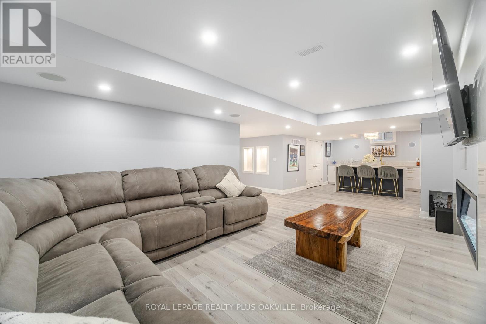 Photo 8 of 64 Sutherland Crescent, Hamilton ON