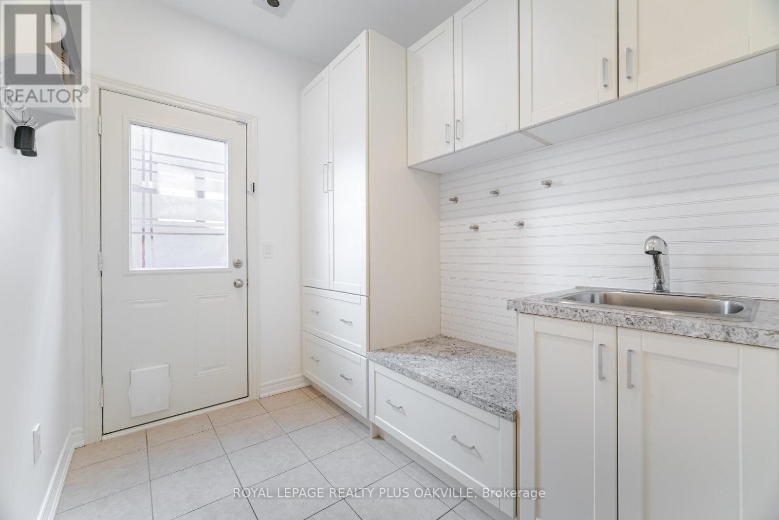 Photo 11 of 64 Sutherland Crescent, Hamilton ON