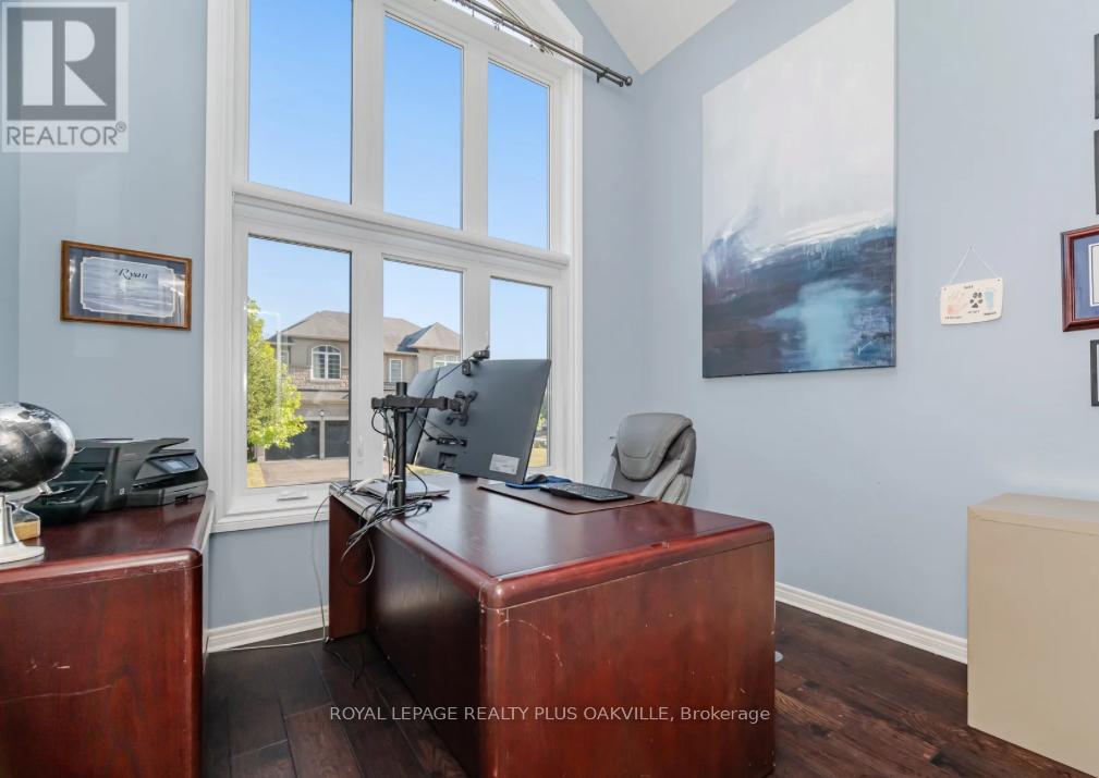 Photo 32 of 64 Sutherland Crescent, Hamilton ON