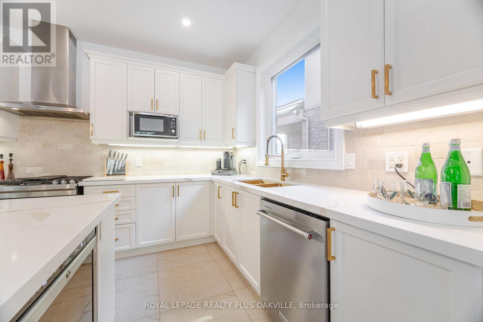 Photo 2 of 64 Sutherland Crescent, Hamilton ON