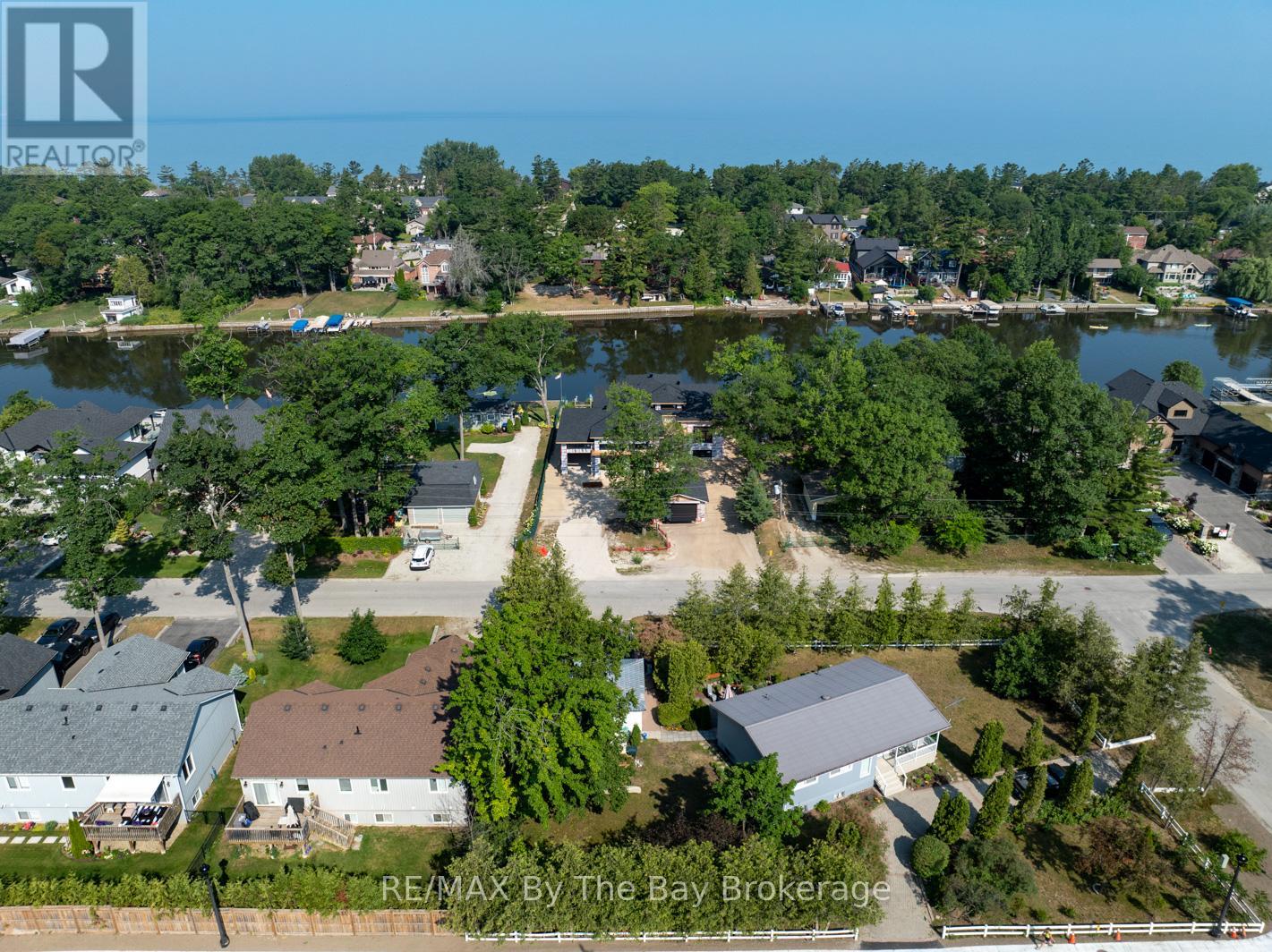 Photo 10 of 34 Edgewater Road, Wasaga Beach ON