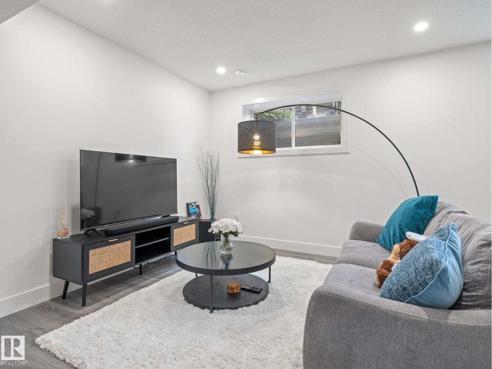 Photo 8 of 623 Ortona Wy Nw, Edmonton AB