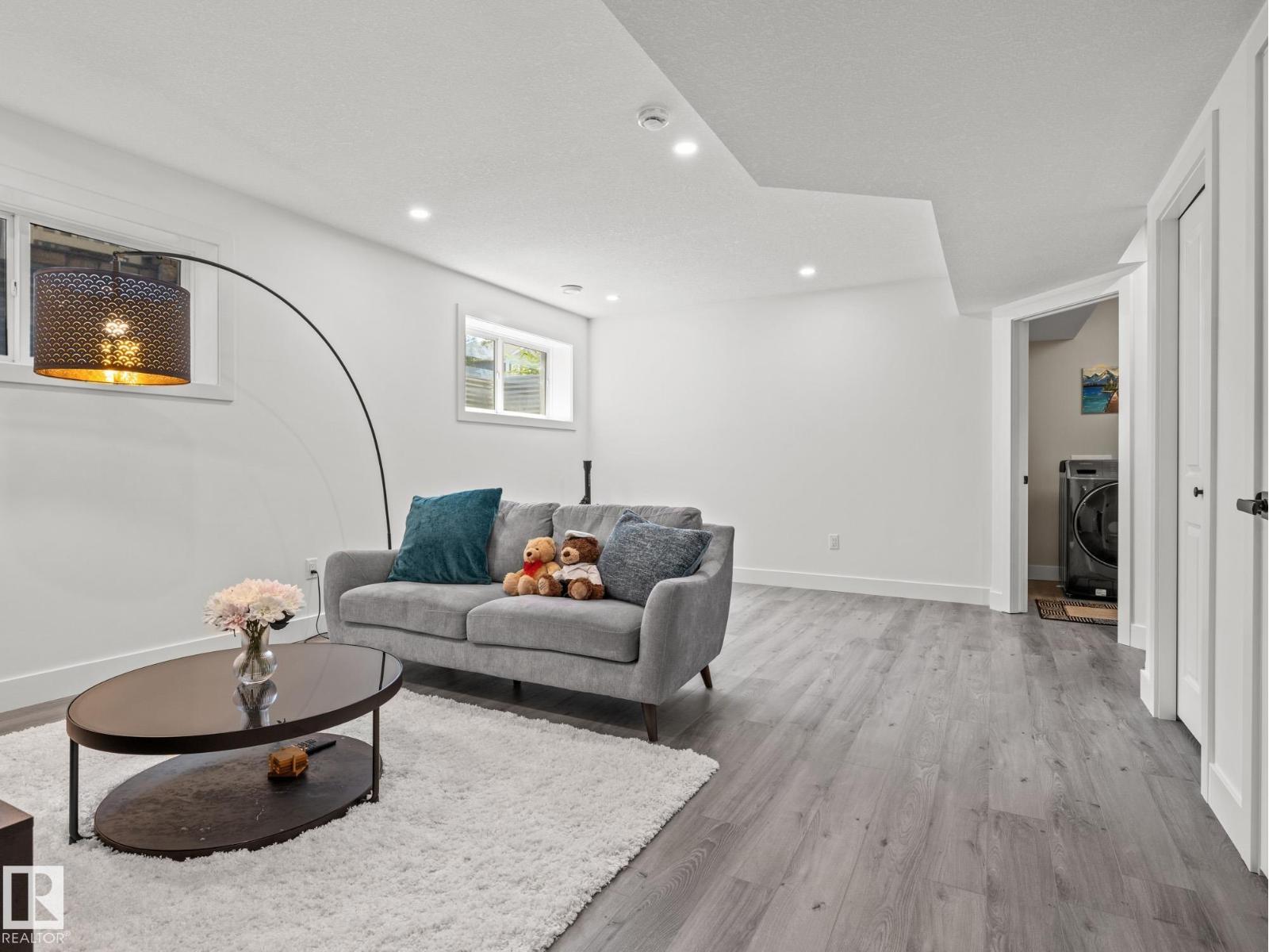 Photo 21 of 623 Ortona Wy Nw, Edmonton AB