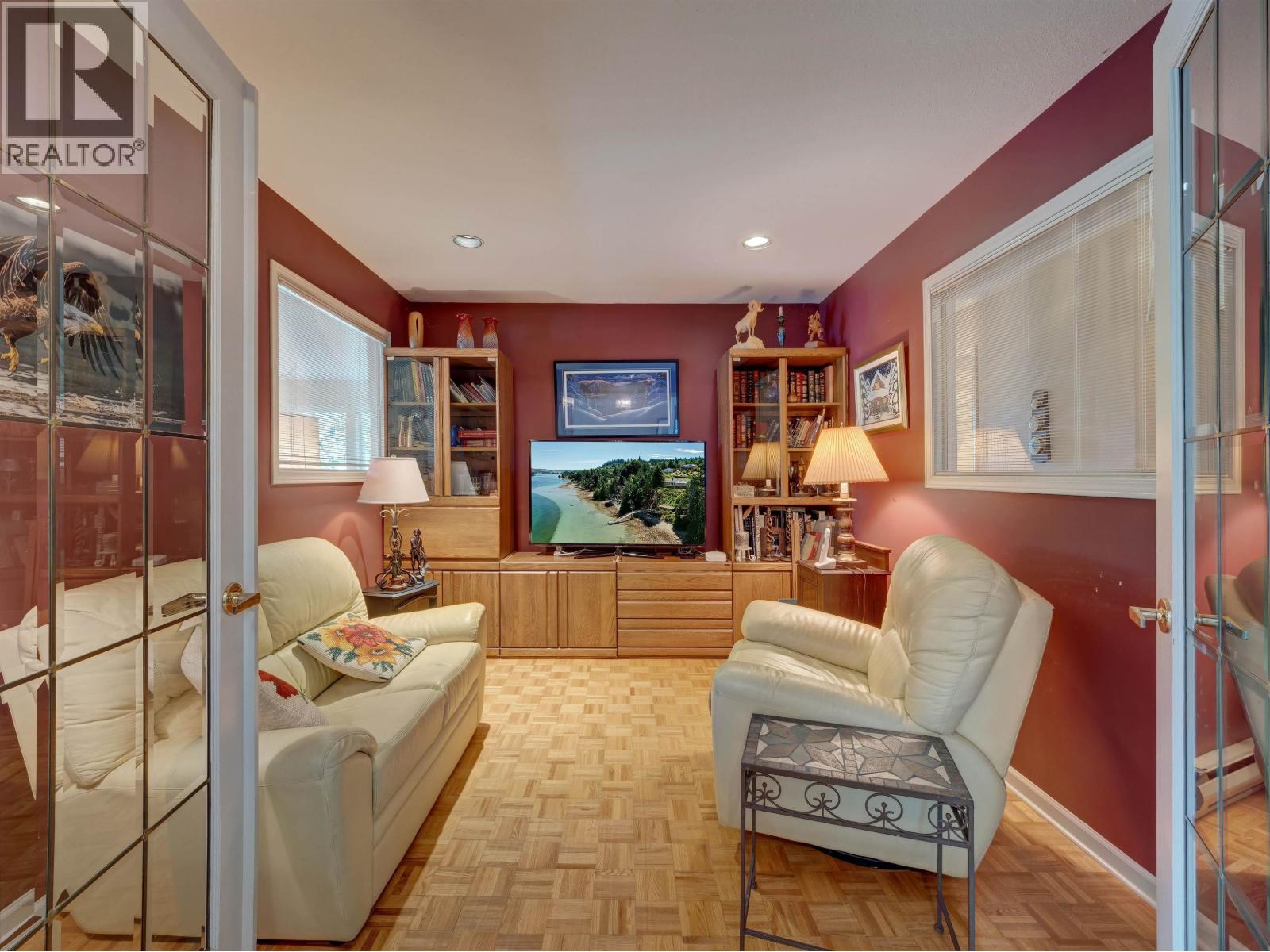 6448 N GALE AVENUE, Sechelt