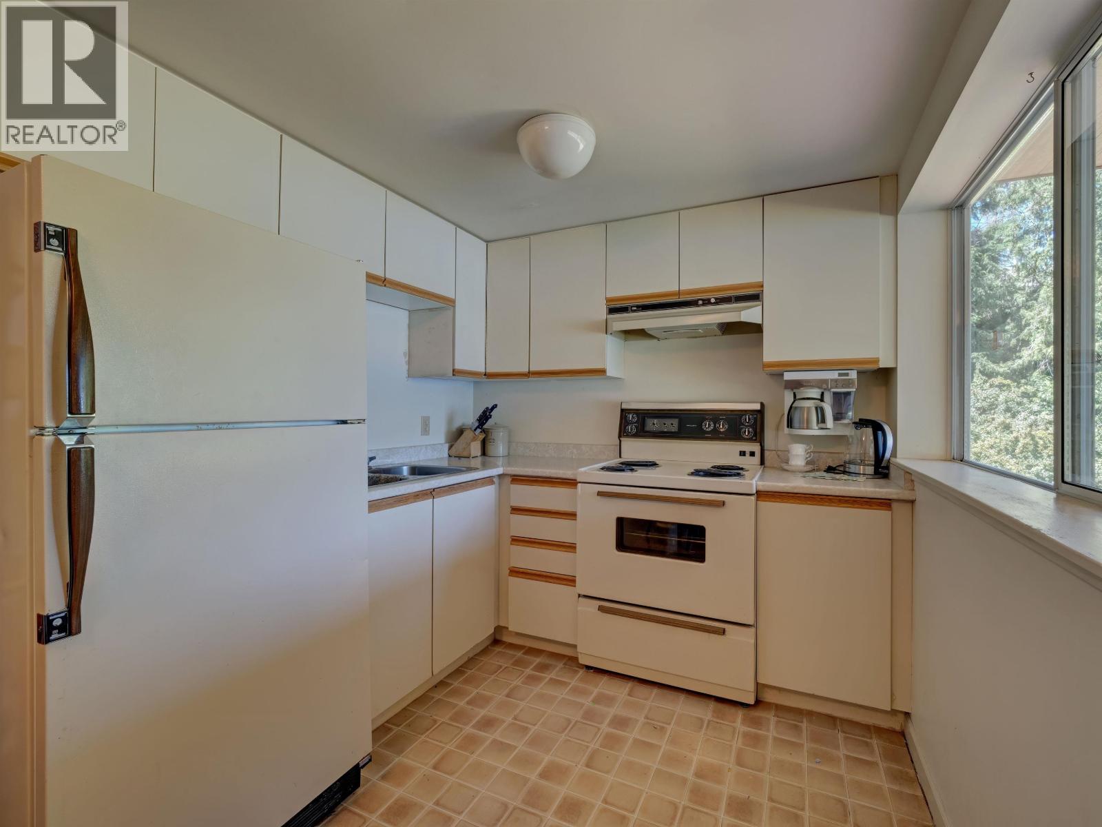 6448 N GALE AVENUE, Sechelt
