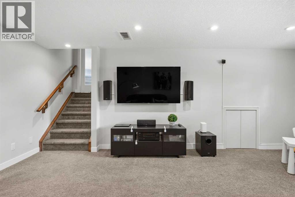 Single Family House 3 Level for Sale in   Street NE Mayland Heights Calgary 