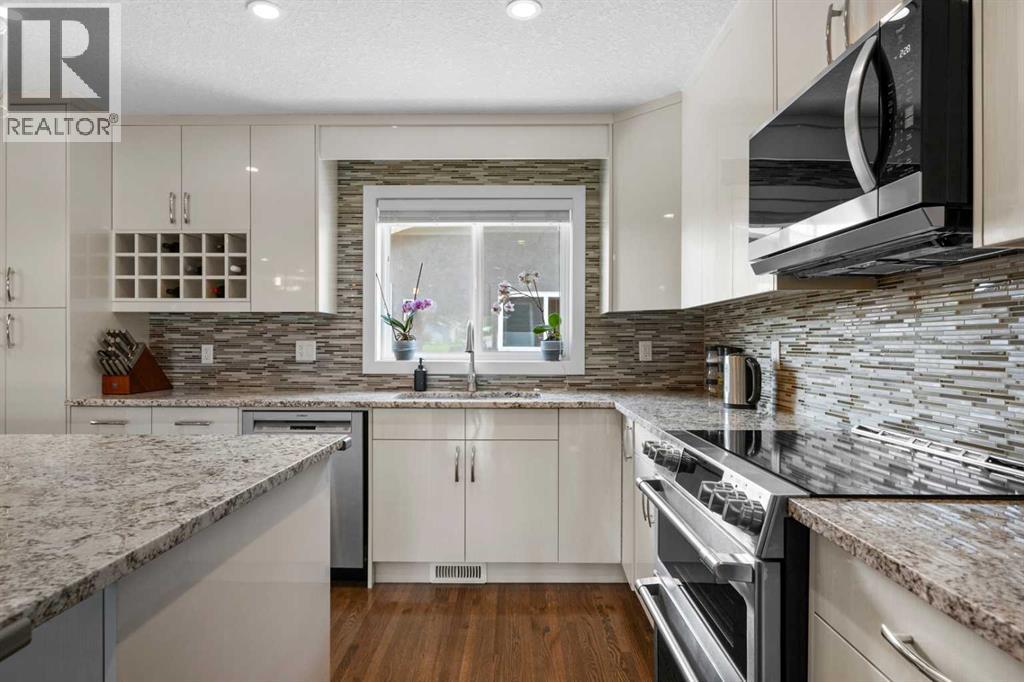 Single Family House 3 Level for Sale in   Street NE Mayland Heights Calgary 