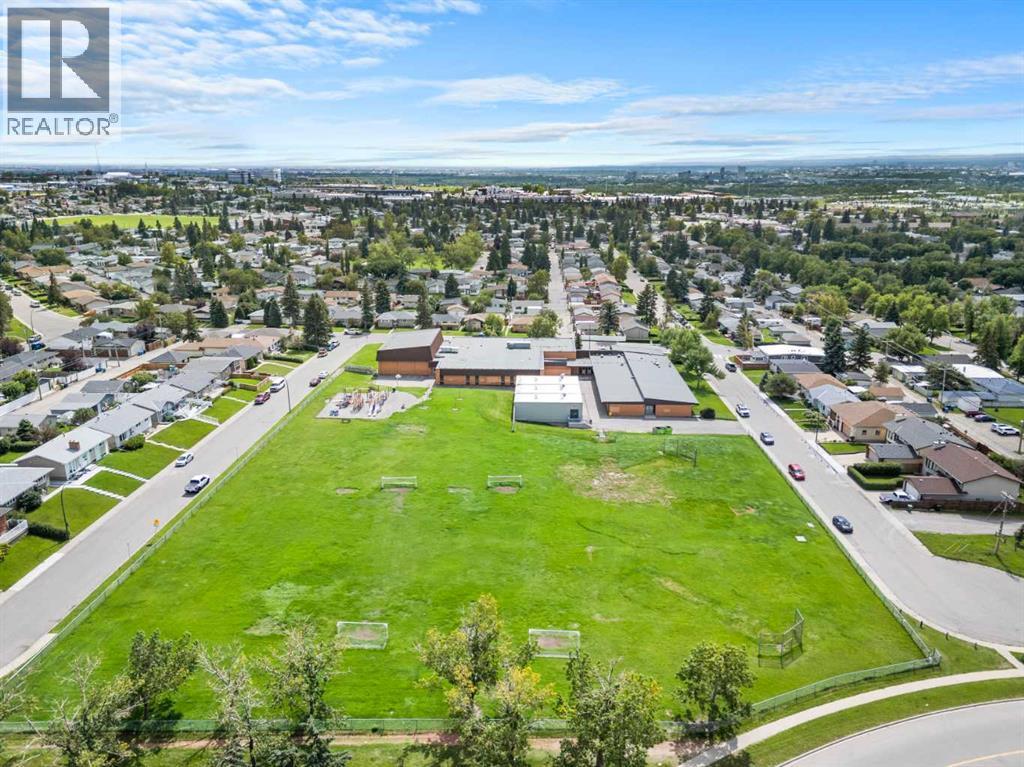 Single Family House 3 Level for Sale in   Street NE Mayland Heights Calgary 