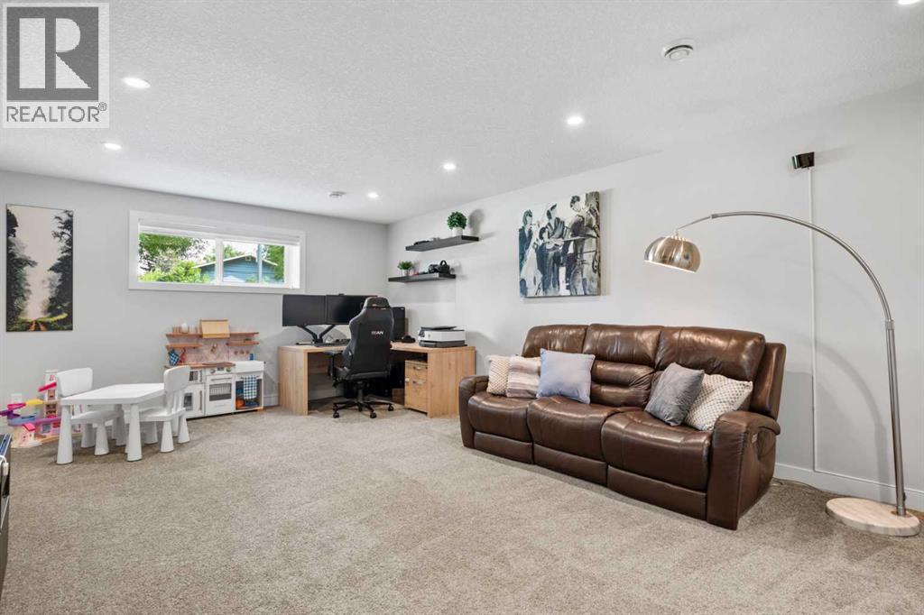 Single Family House 3 Level for Sale in   Street NE Mayland Heights Calgary 